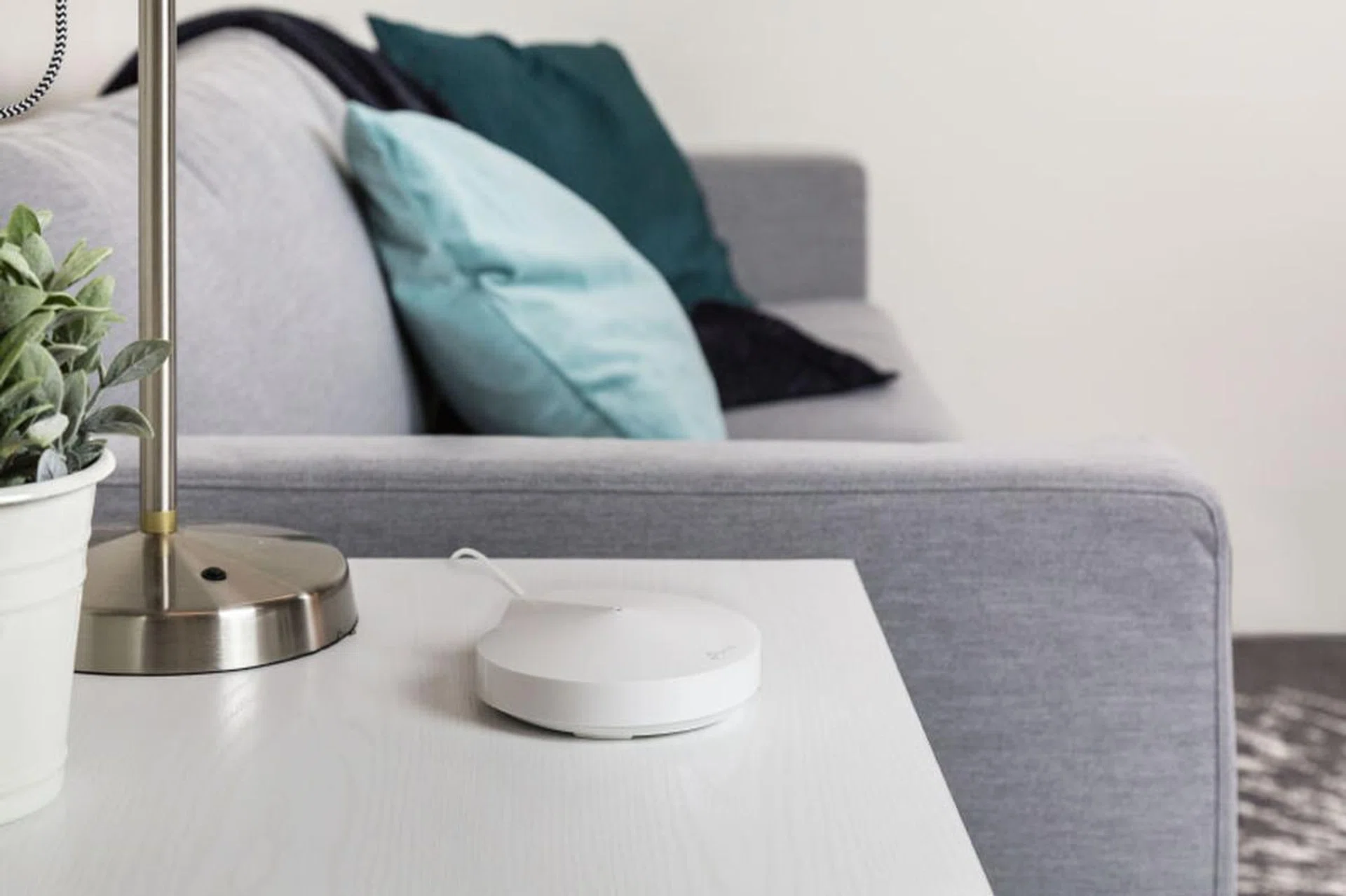 Thanks to its plain design and compact size, it is unobtrusive and blend into your homes. (Image source: TP-Link)