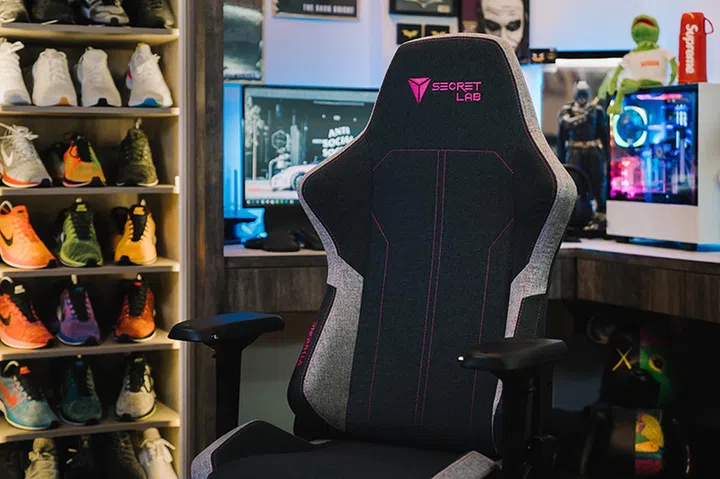 Secretlab Throne in Coal Pink