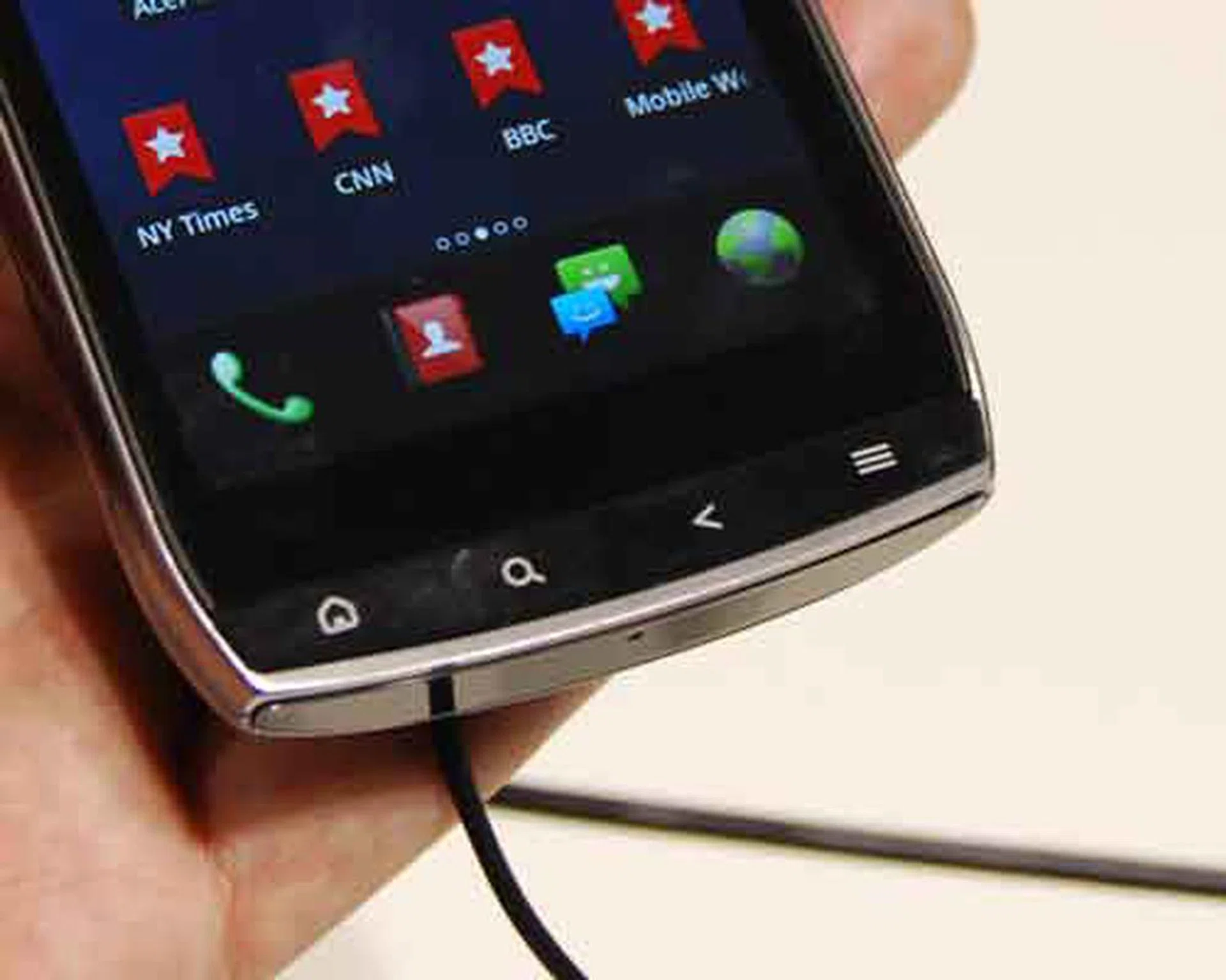 Its four physical buttons just below the screen are too thin, which makes it hard for us to access.