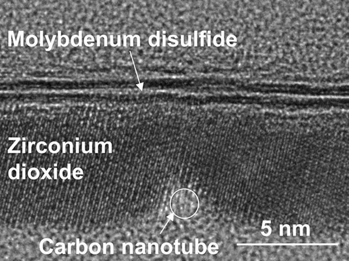A transmission electron microscope image of a cross section of the transistor. (Image Source: Qingxiao Wang/UT Dallas)