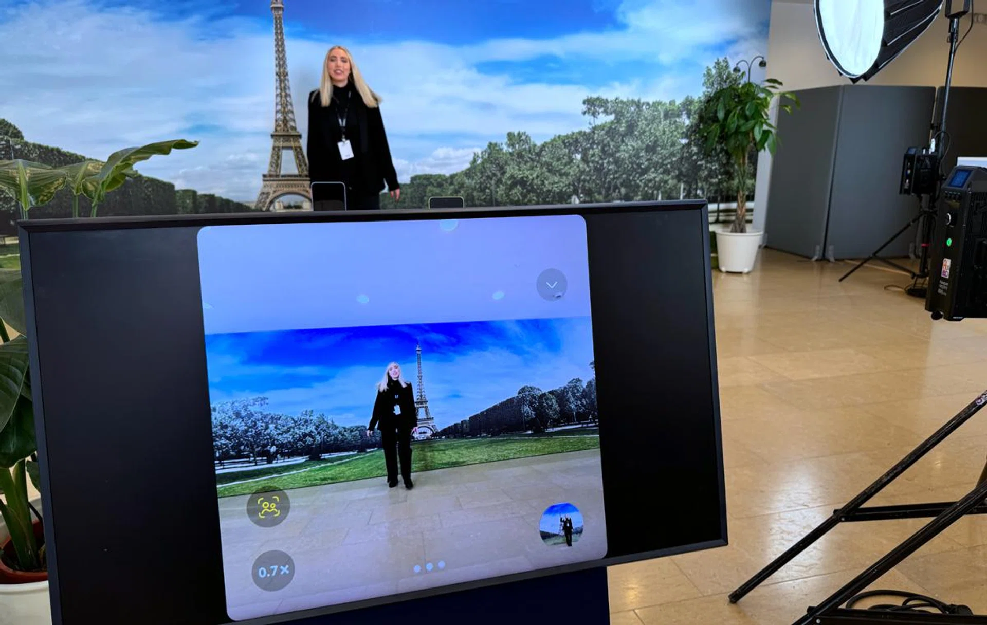 Galaxy Z Flip6 Auto Zoom in action. The model moved towards the Effiel Tower poster to get ready for her shot. Photo: HWZ.