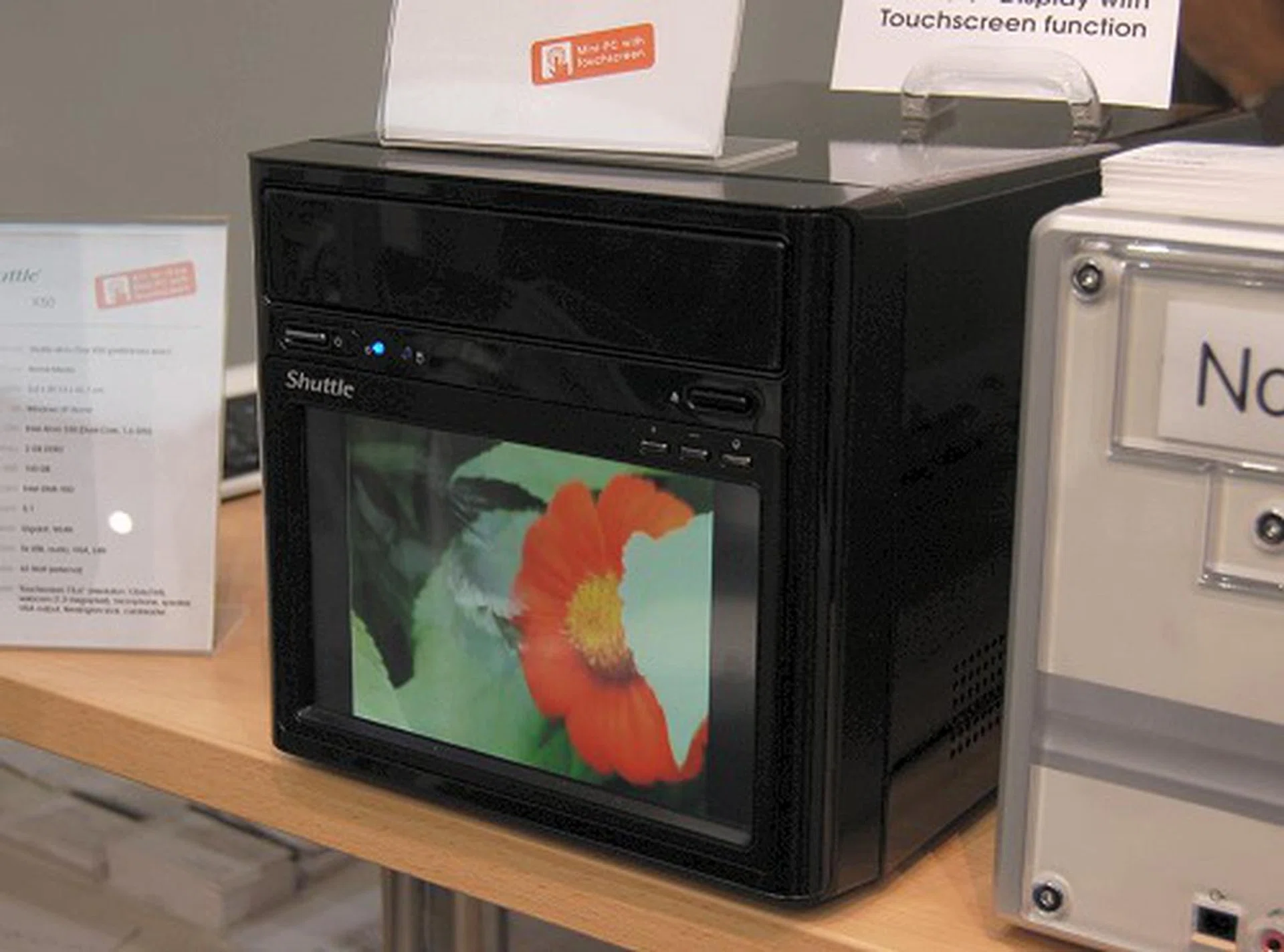  This is the Barebone D45 home media centre PC with a 7-inch touch-screen (800x480 resolution), built-in IR receiver and runs on an Intel G45 platform. With a 300W PSU inside, it can handle any Core 2 Duo or Quad processor.  