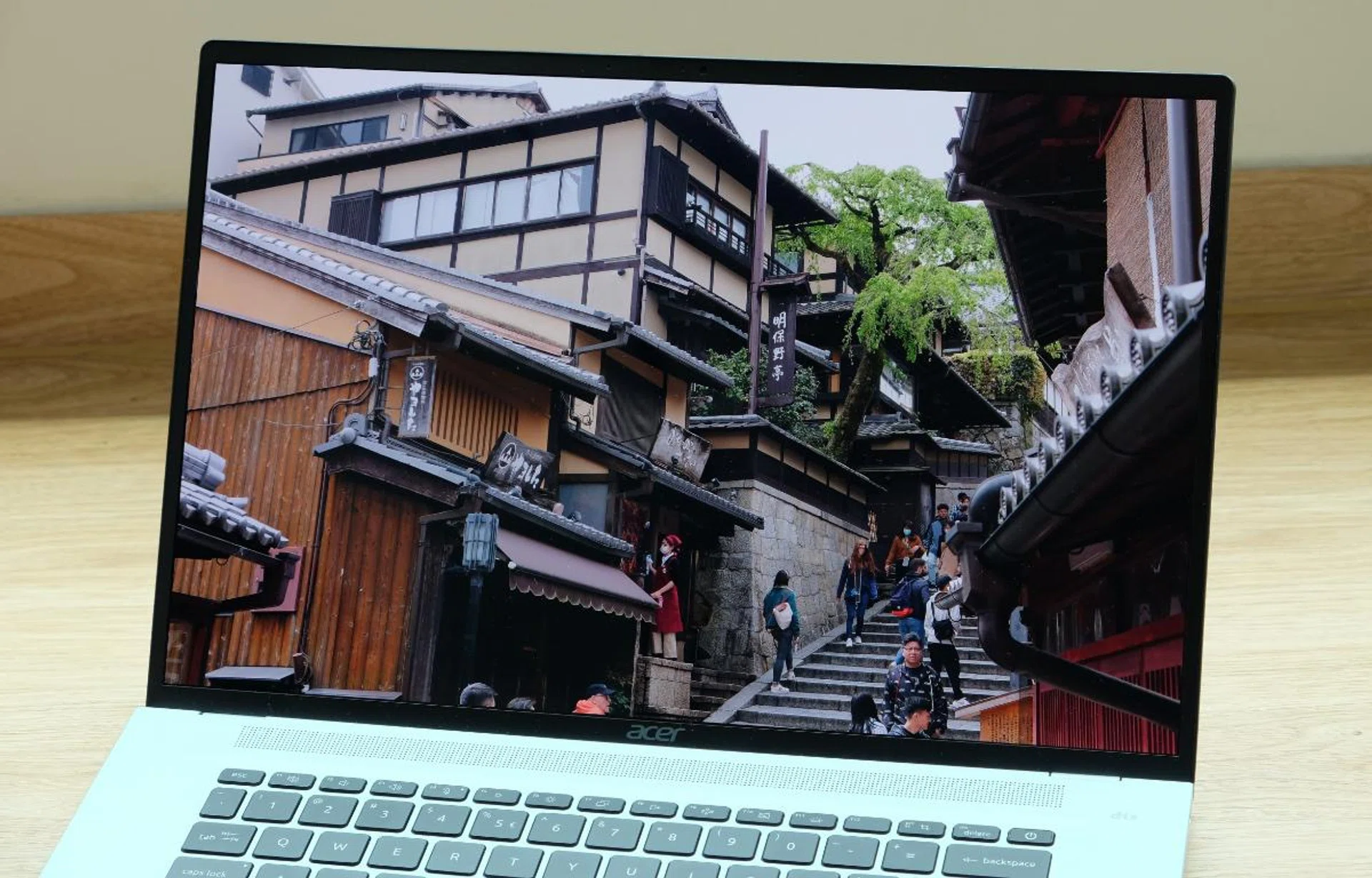 The OLED display is sharp but is a little lacking in vividness.