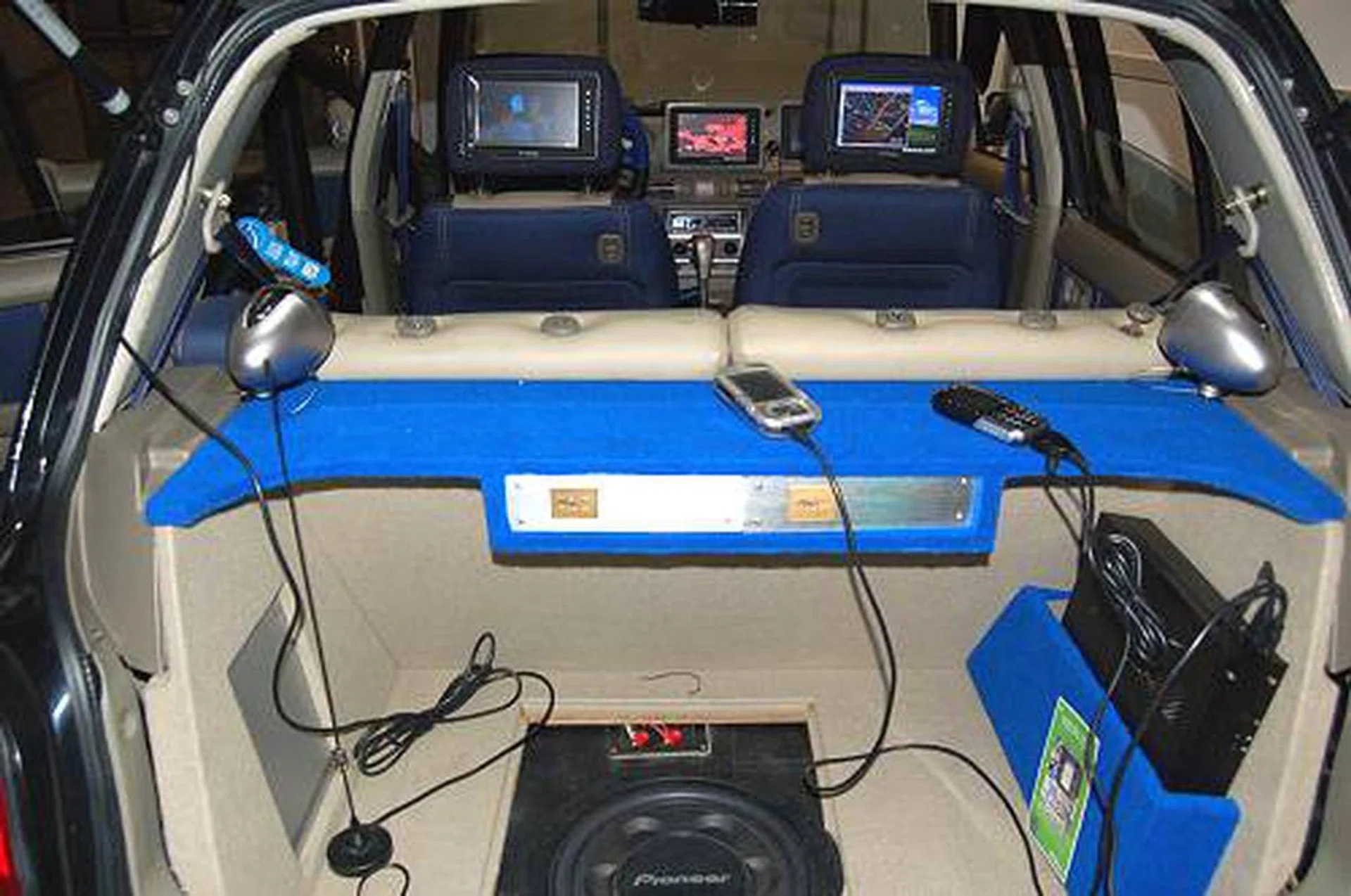 Featuring up to four independent LCDs, HD content playback, multi-channel audio, gaming, GPS and mapping, the whole Albatron car infotainment system makes use of a mini ITX PC embedded design to keep things small and low powered.