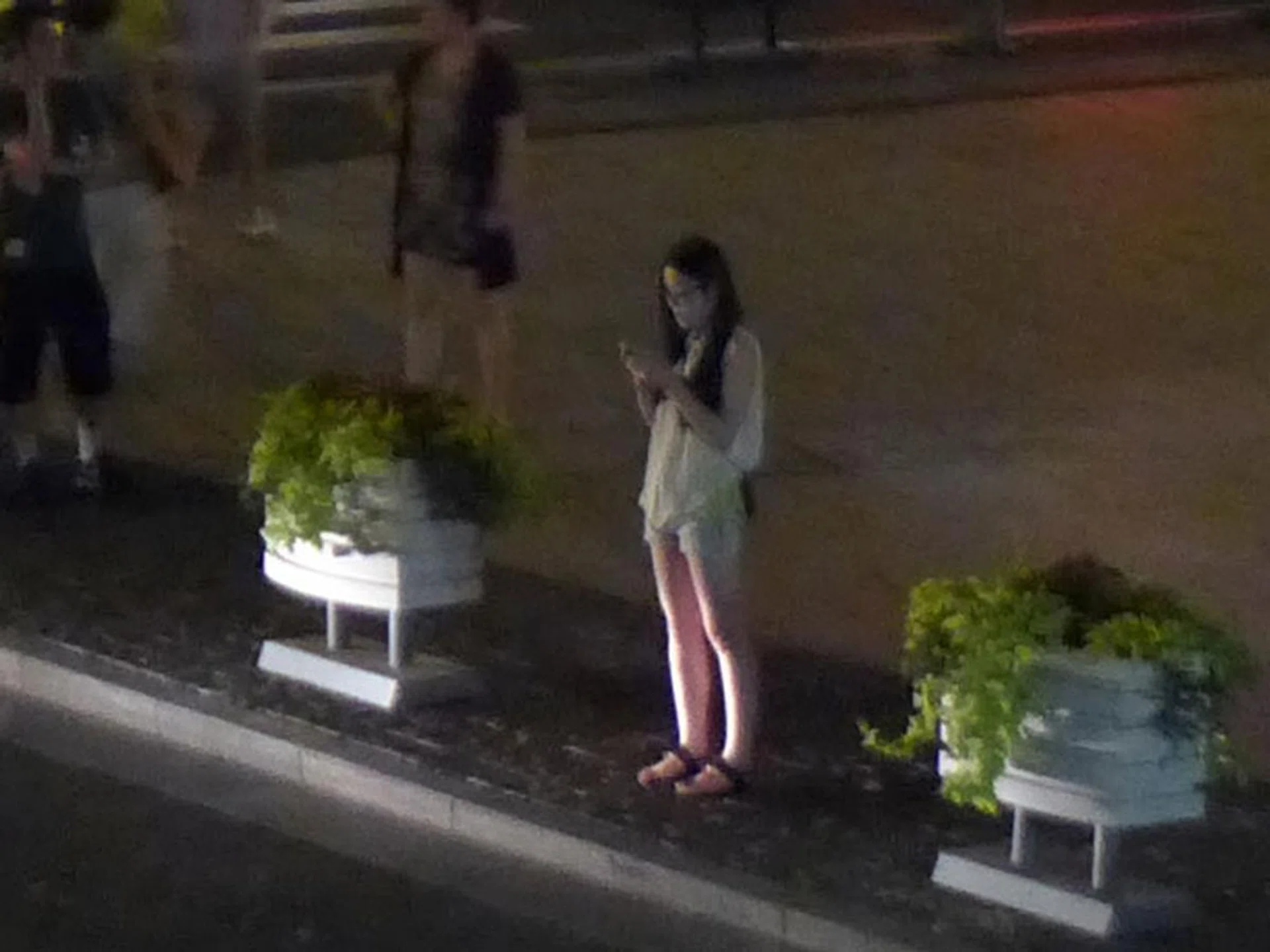 100% crop. f/1.7 at 40mm, 1/8 sec, ISO800.