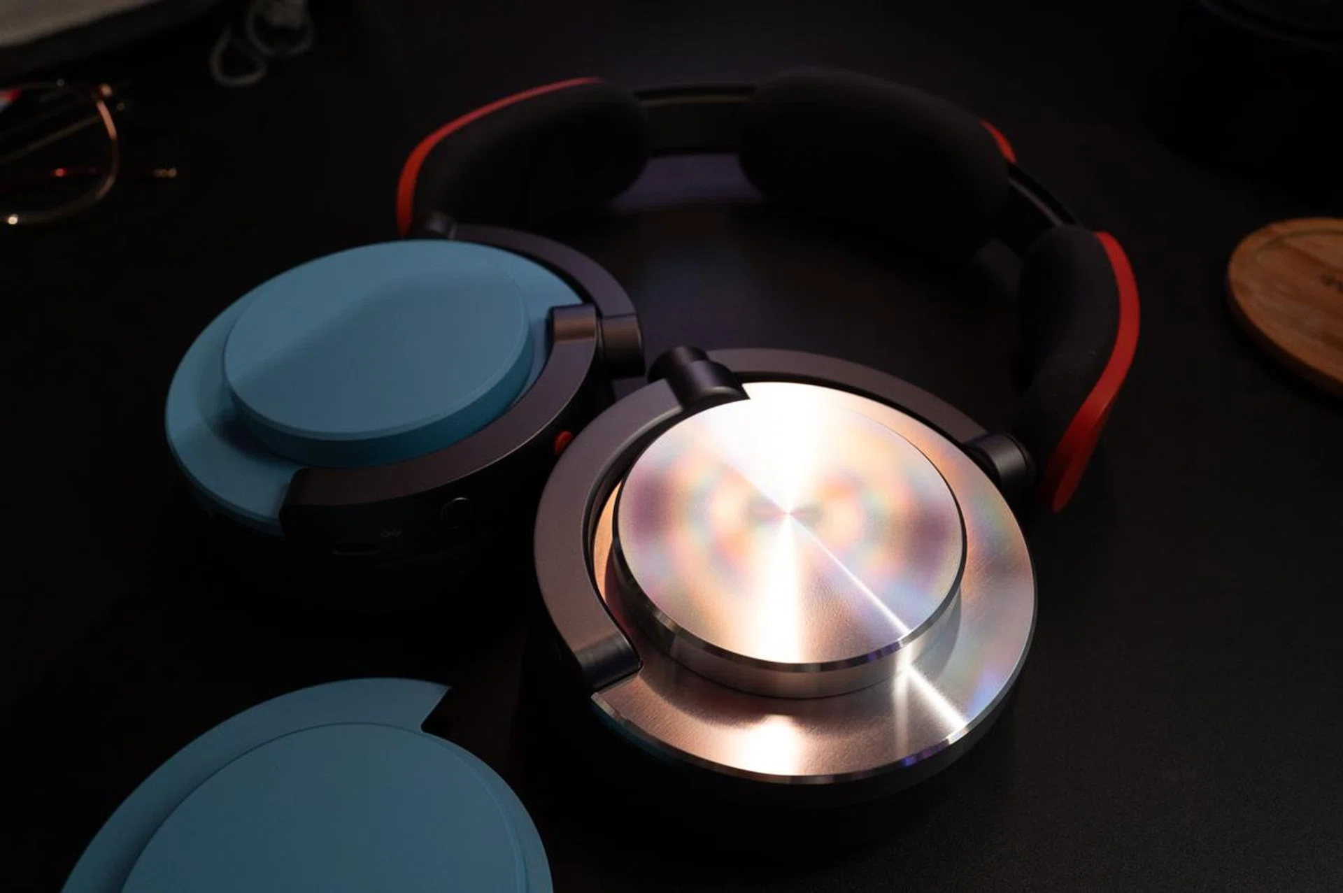 Replacing the ear cups and cushions is simple and fuss-free.