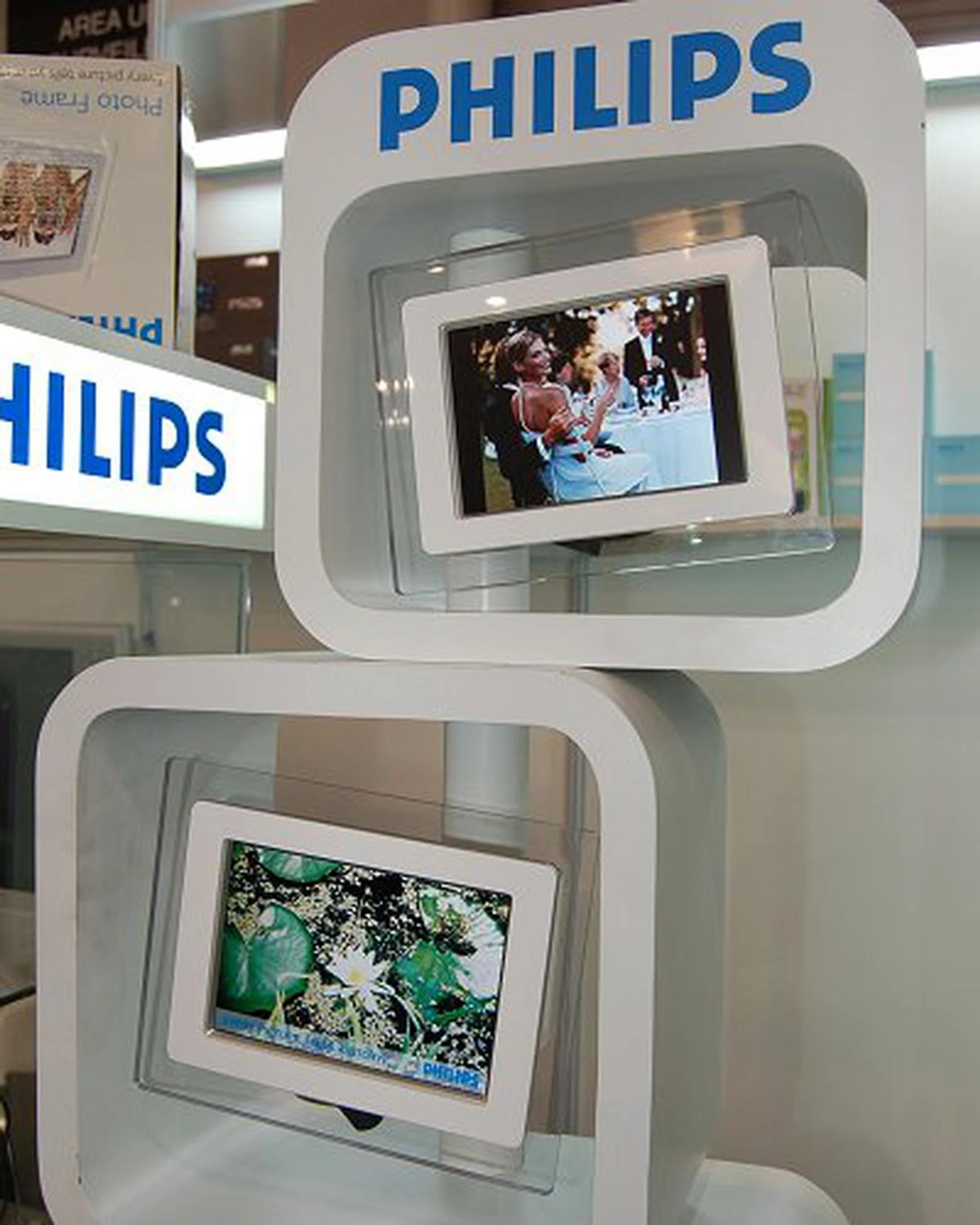 If you missed out on getting a Philips LCD photo frame during COMEX, you'll be happy to learn that it's currently being sold at SITEX 2006.