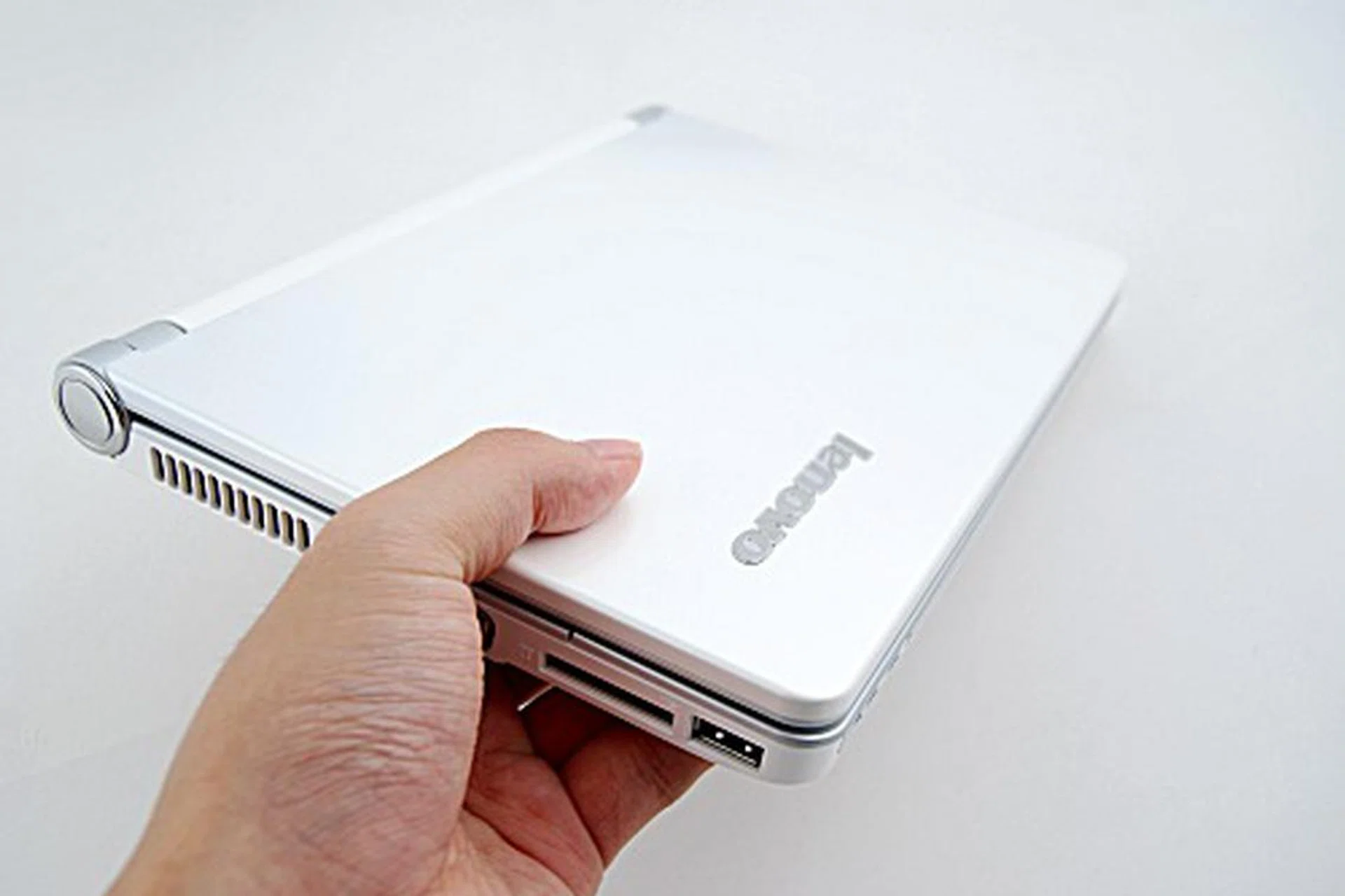 The S10 has a very polished feel and is really sleek to boot. The S10 feels much thinner than the other netbooks that we've seen so far.