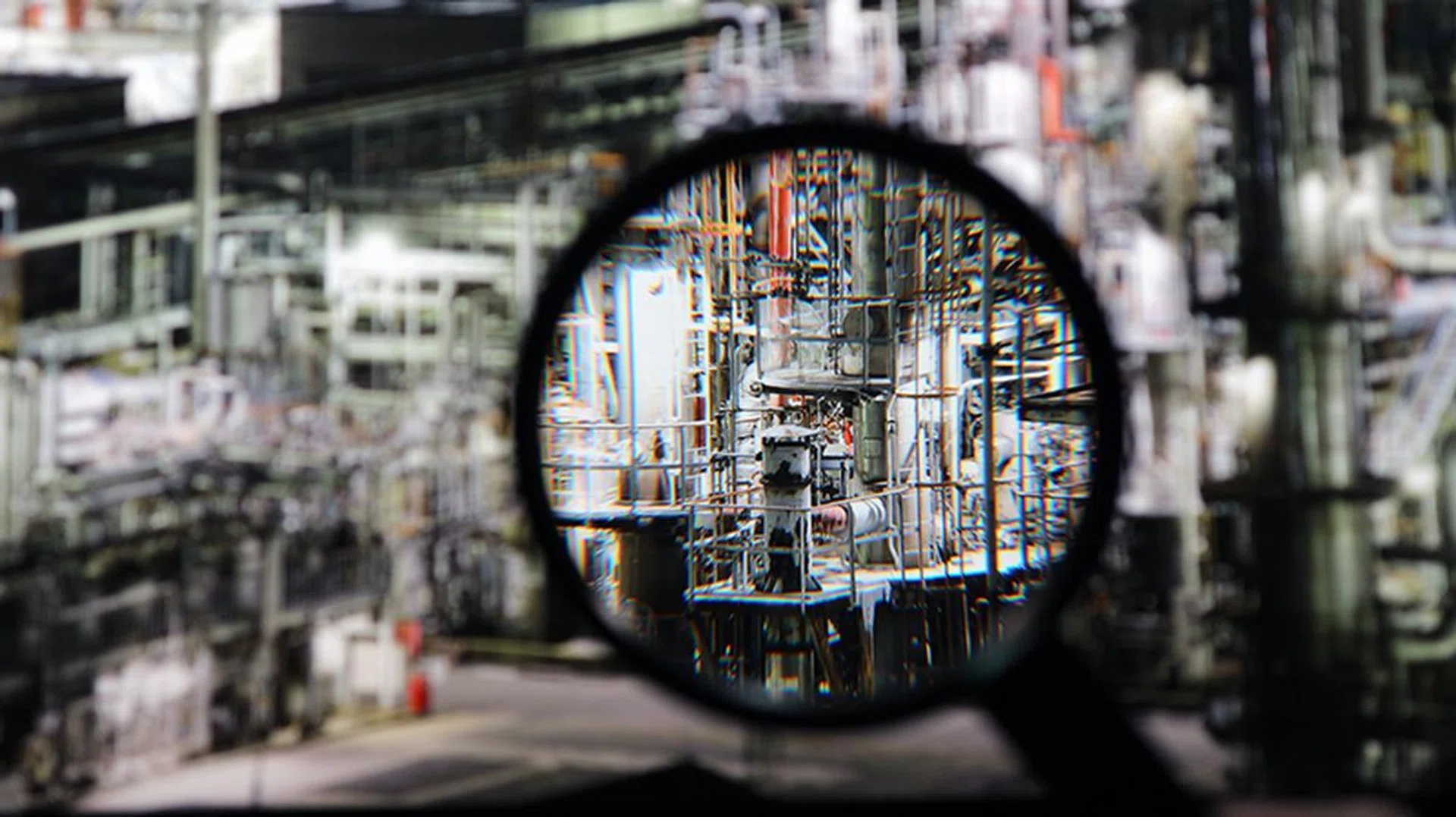 We used a magnifying glass to see the details on this print example by Canon. It's incredibly sharp.