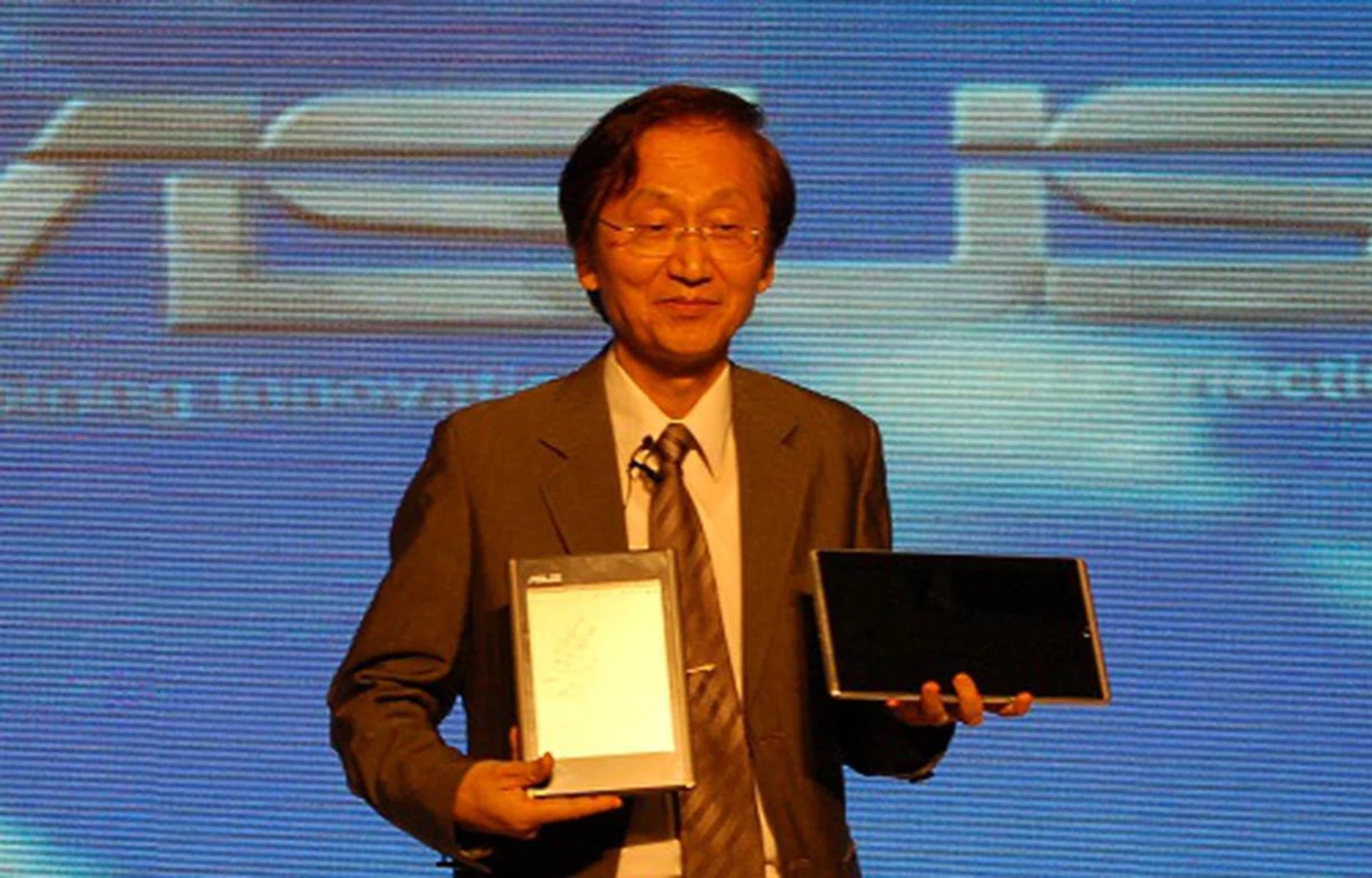 ASUS' chairman Jonny Shih himself was there to show off his two new tablets, the Eee Pad in his left hand and the Eee Tablet in his right. 
