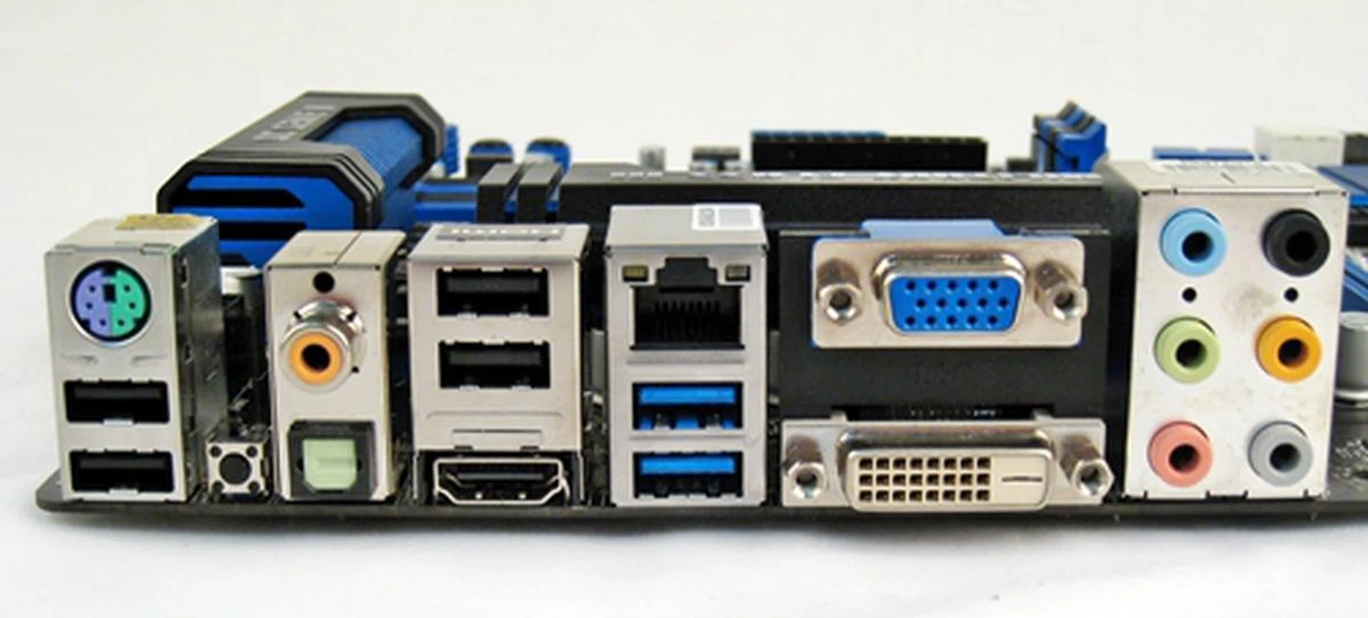 The Z77 chipset supports the integrated GPU of the Intel LGA1155 processors; hence, we see VGA, DVI, and DisplayPort outputs and any two of the video display ports can be used at the same time. The combination mouse-keyboard PS/2 port is a nod to gamers who crave for enhanced mouse sensitivity in games.