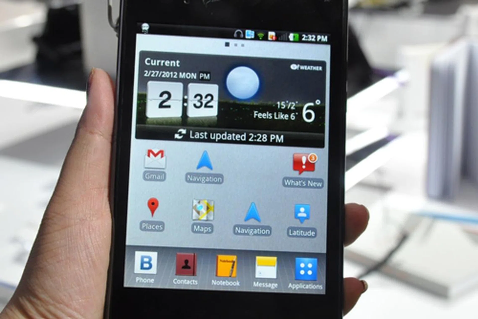 Holding the Optimus Vu in your hands takes some time getting used to due to its unusual form factor and wide girth. However, it compensates by being extremely thin at 8.5mm and light which takes a little pressure off from trying to get a good grip on it. Its bright IPS screen is certainly made for quality reading, especially colored mediums such as comics and magazines.