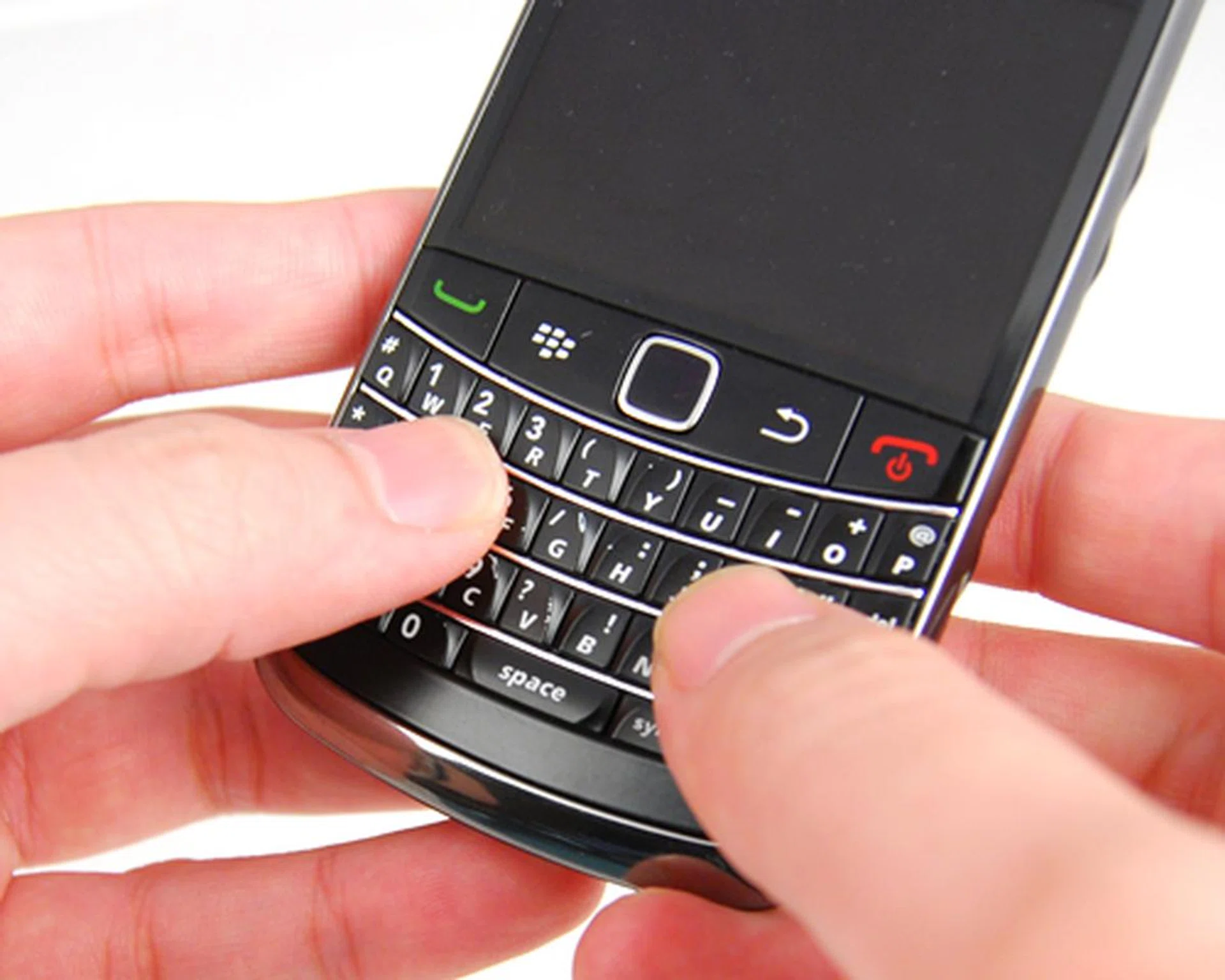 With each key reduced slightly in size, it's expected that your tactile feedback would dip, but thankfully, it's still relatively easy and fast to type on the Bold 9700.