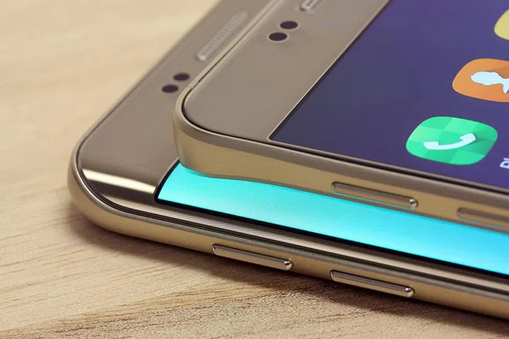 Samsung currently uses Corning Gorilla Glass 4 in the displays of the Galaxy Note 5 and S6 Edge+.