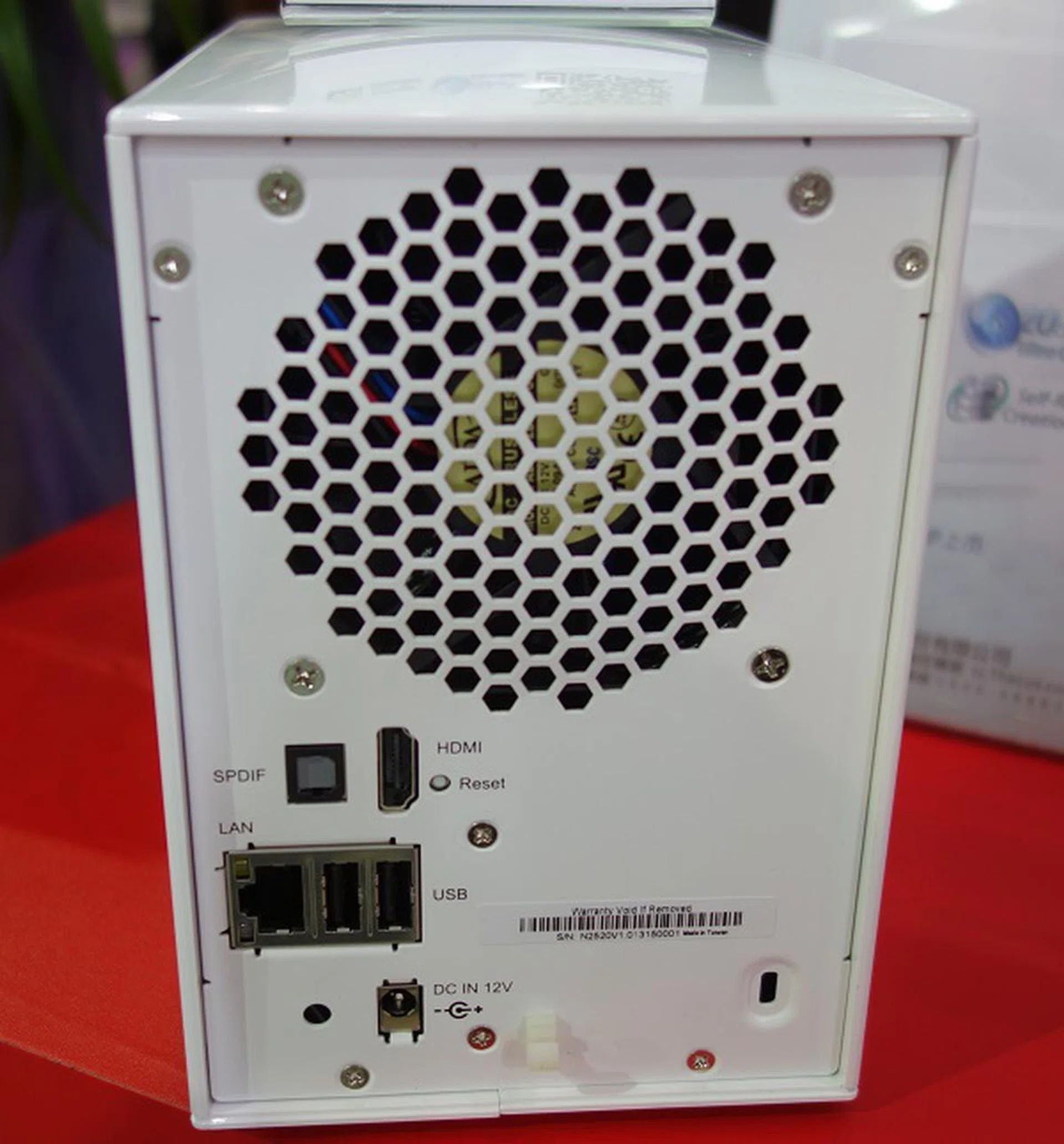 It's not every day we see a NAS with SPDIF output, while HDMI outputs are gradually becoming a common feature among quite a number of NAS brands. The use of a single Gigabit ethernet port does indicate that the N2520 is a consumer offering meant for home use.