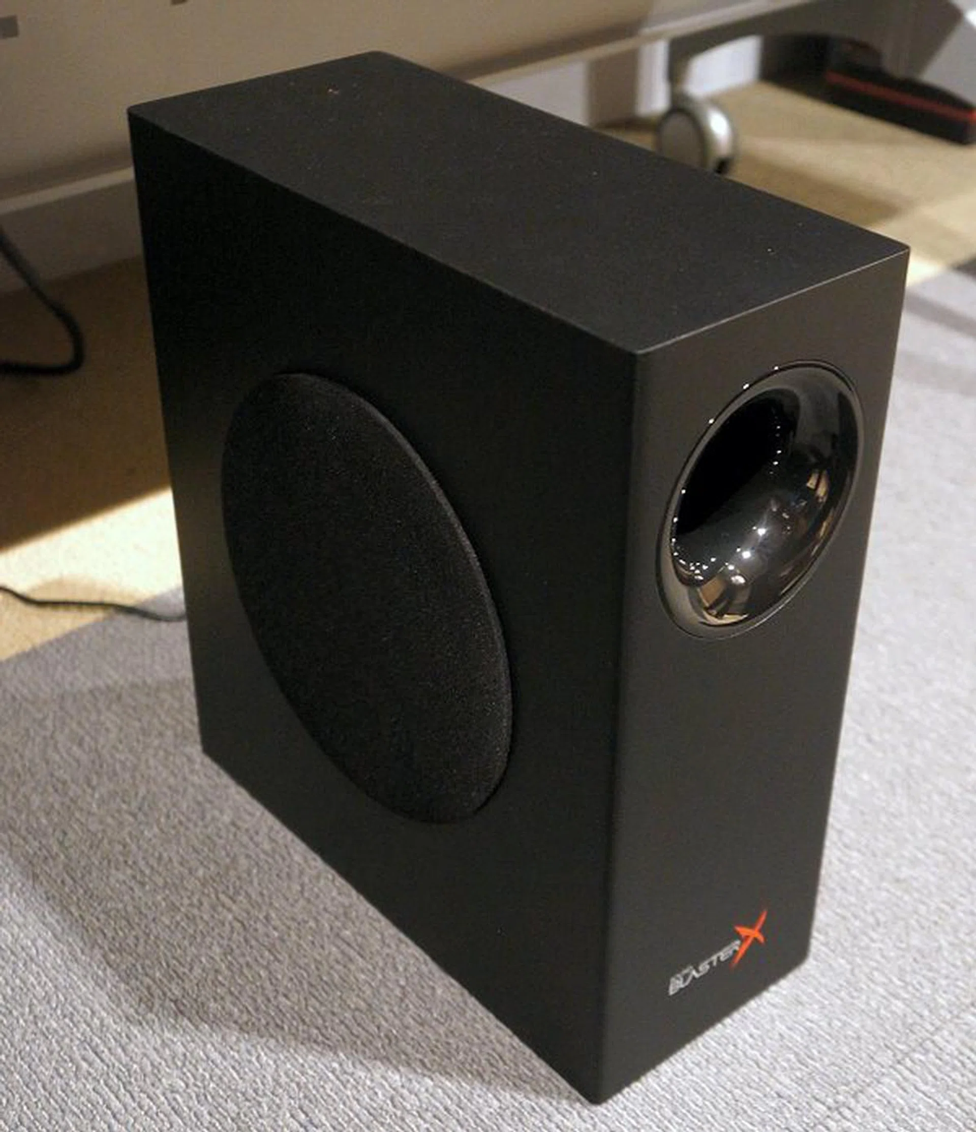 To reduce turbulence, a port tube with dual flares is built into the slim subwoofer. This helps it produce deep and dynamic bass despite its petite size.