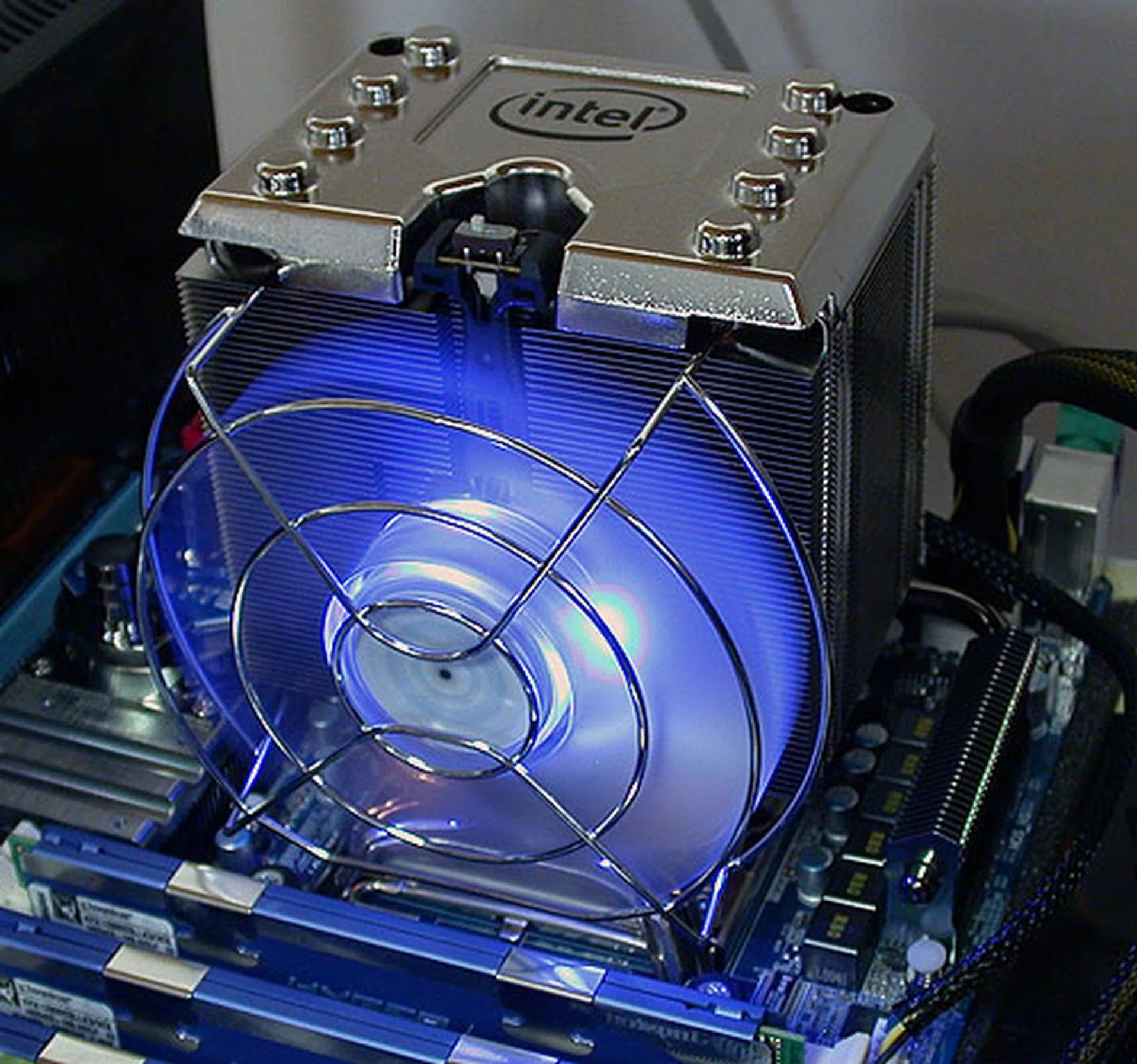 We haven't seen such a large stock cooler from any CPU vendor for like, forever. 