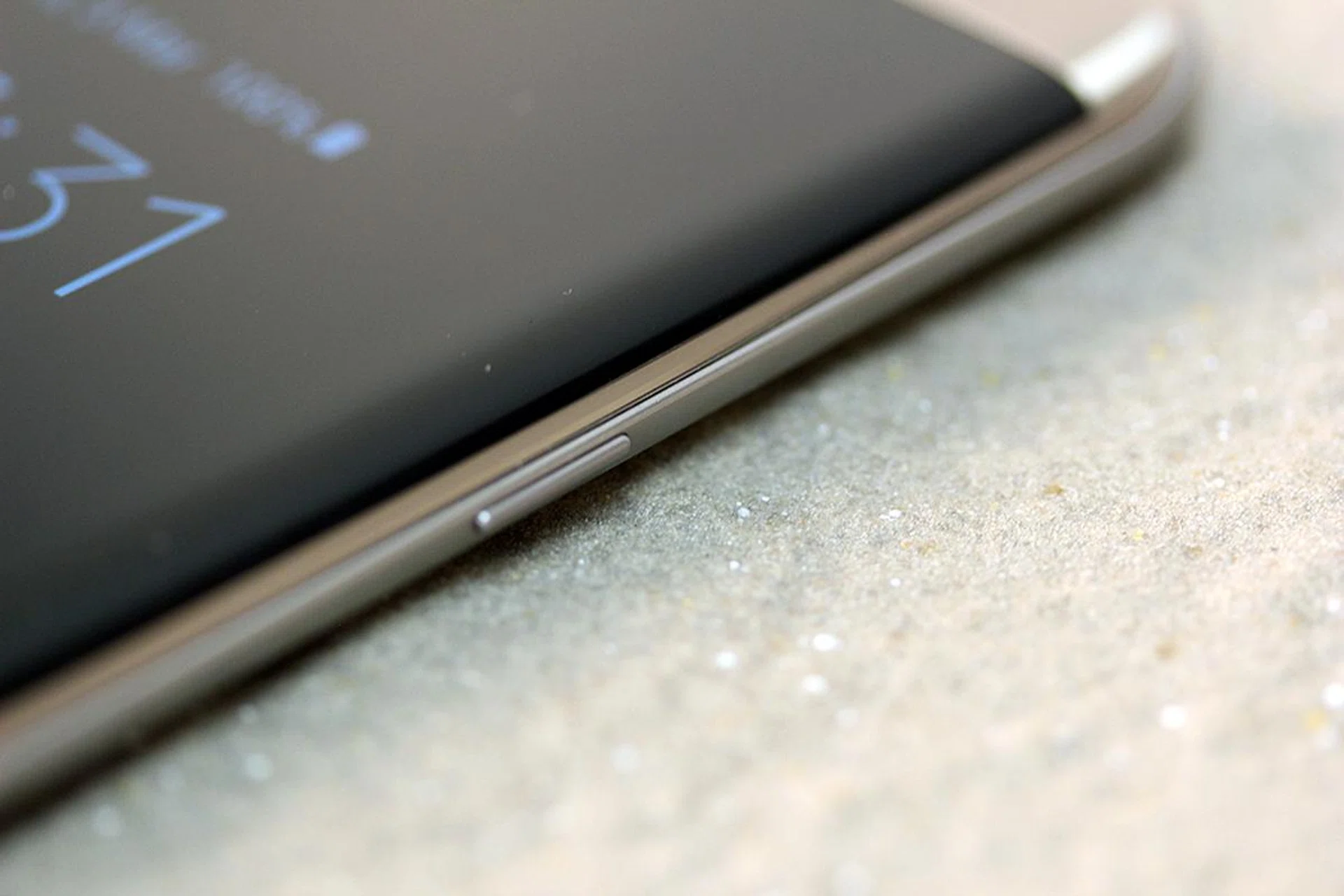 The Edge Screen and its accompanying features on the Samsung Galaxy S7 Edge is the key difference between the two phones available in this release. This iteration sits at 5.5-inches.