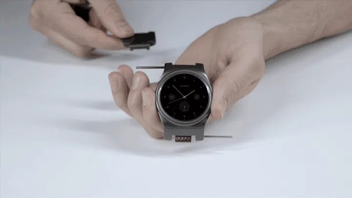 You don't need to switch off or reset the smartwatch when equipping the modular strap parts - the features work once they're equipped.