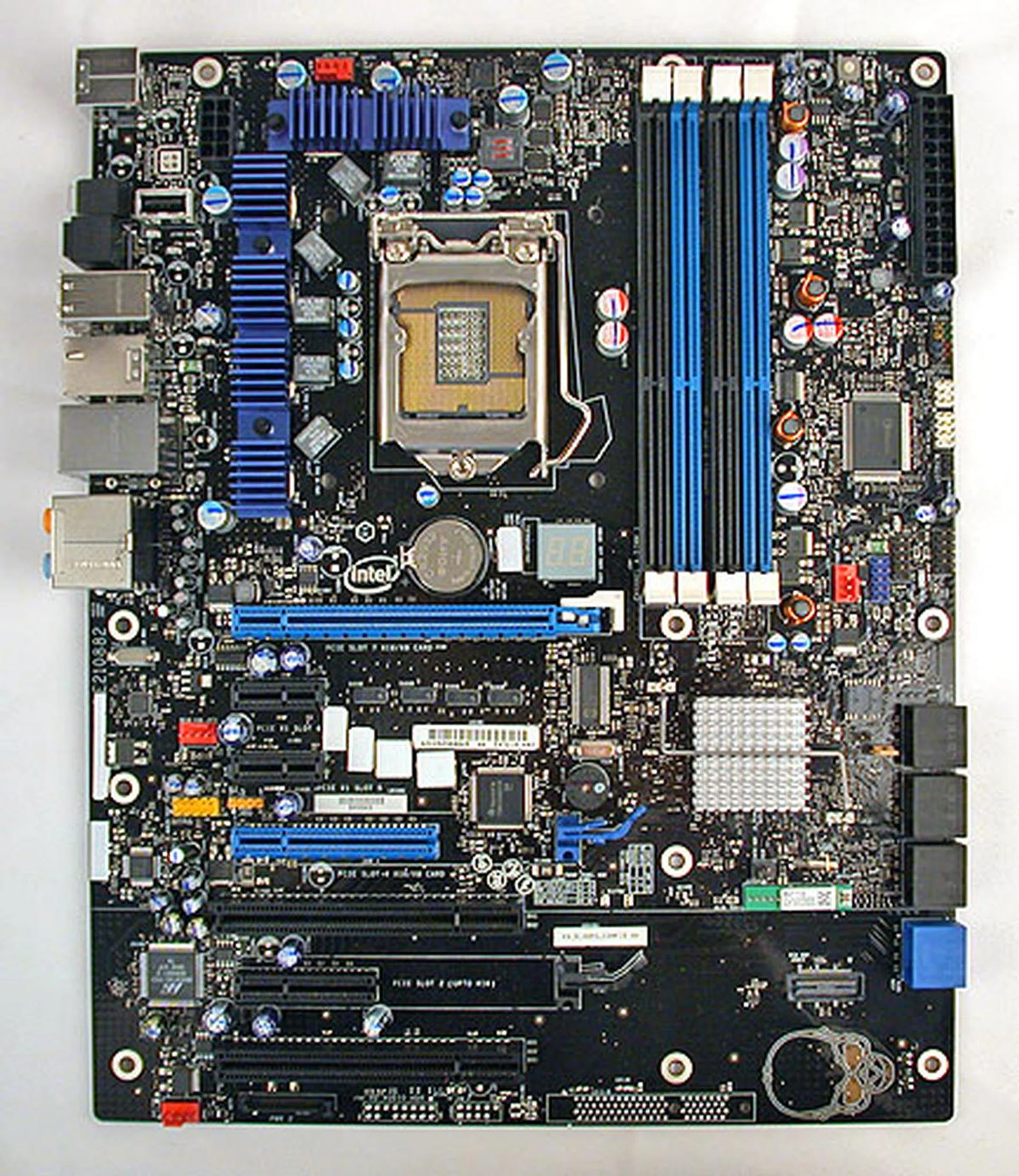 The standard template for other vendors to follow? This is Intel's DP55KG board.