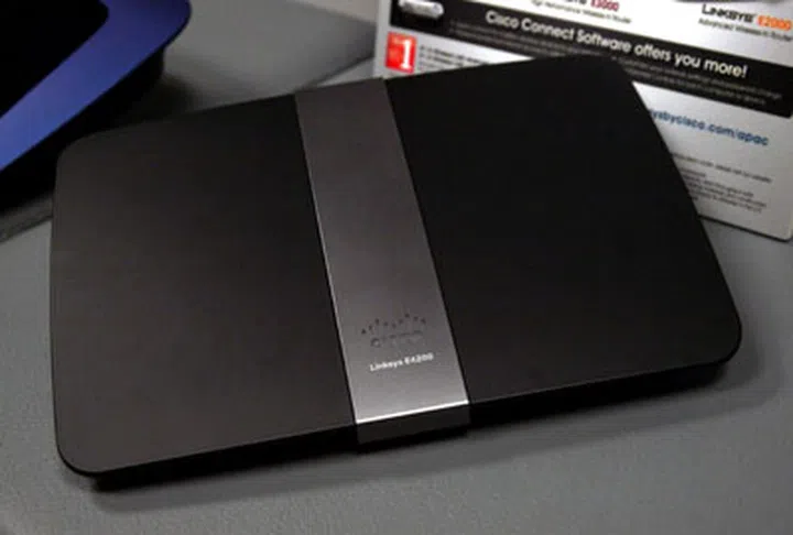 In my opinion, the R&D folks over in Denmark have done a wonderful job in creating this sleek piece of engineering, dubbed as the E4200. Notice that it is a breakaway from the previous UFO or ashtray-esque design synonymous with Linksys' E-series.
