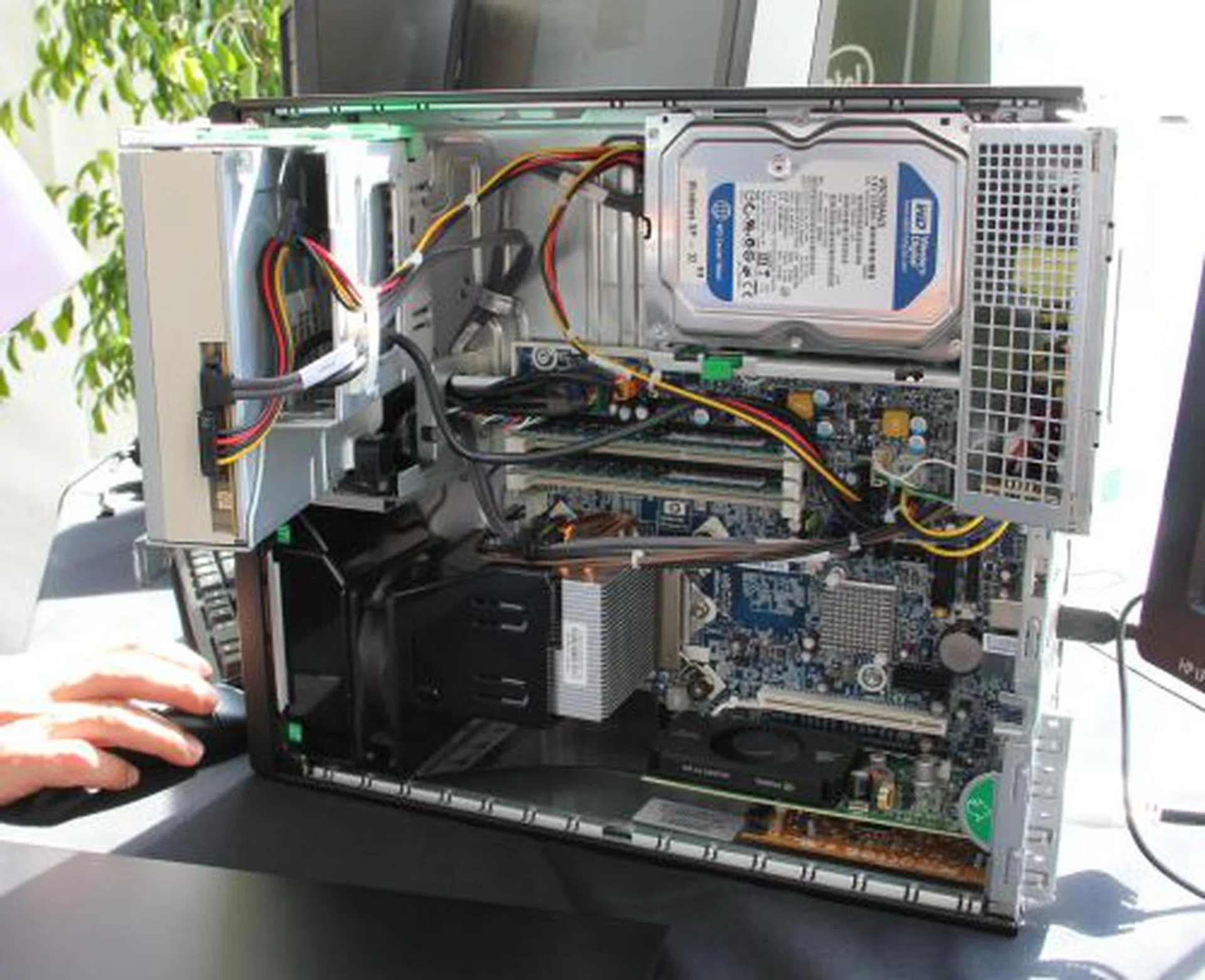 As you can see, the components within the HP Z200 SFF are also arranged in a modular fashion for easy access for maintenance and upgrades.