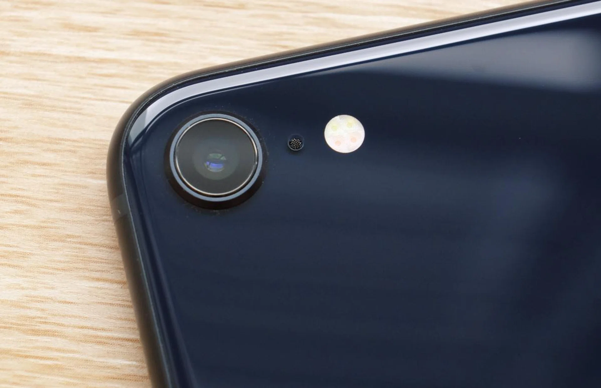 The camera hardware is unchanged but it benefits from new image signal processing techniques thanks to the A15 Bionic chip.