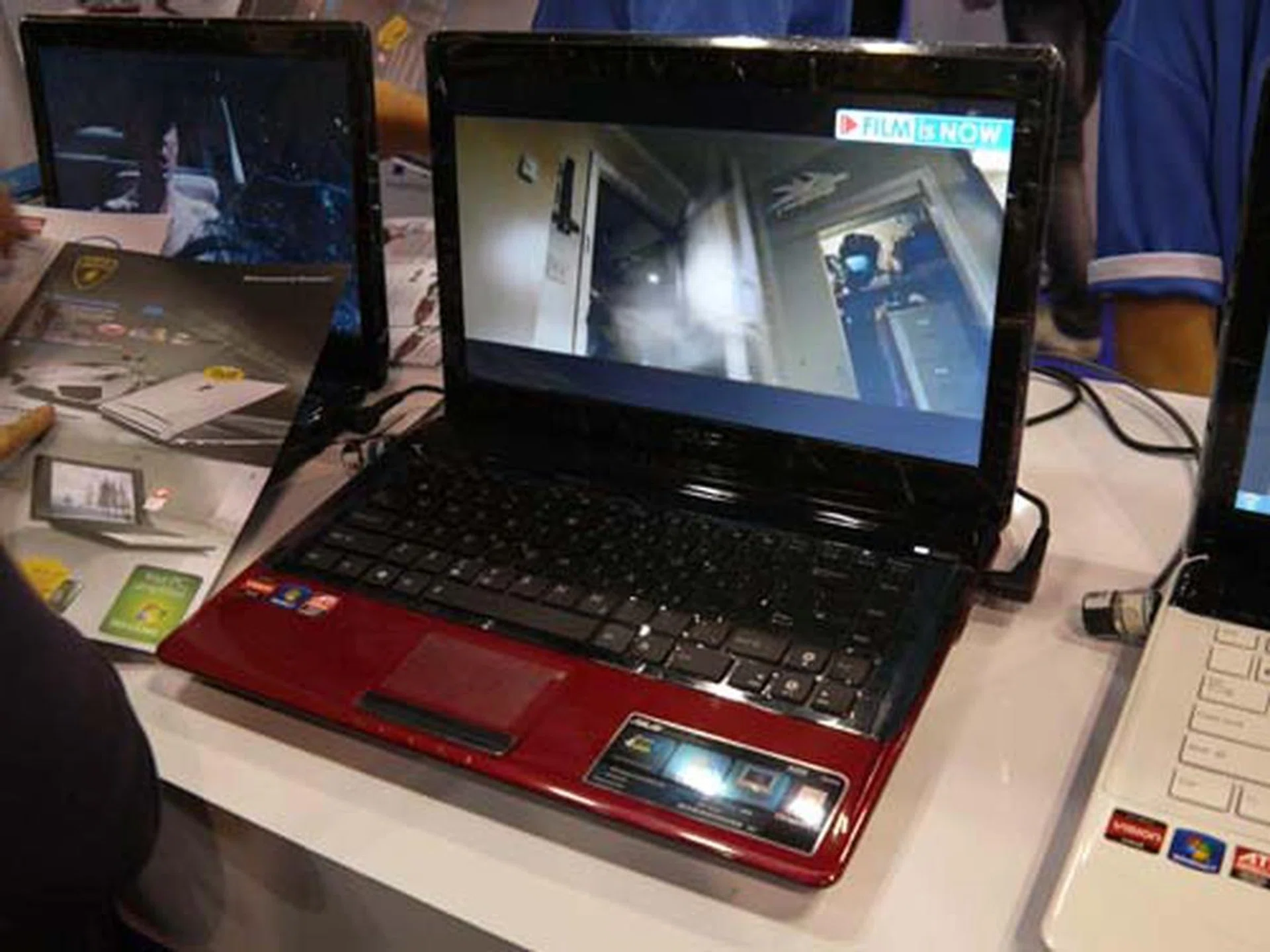 Need to go budget but still need performance? Try the 14.1-inch ASUS X42DE with its AMD Turion P520 (2.3GHz) processor, 2GB RAM, 500GB HDD and ATI Radeon HD graphics. At $1098, we ask, why not?