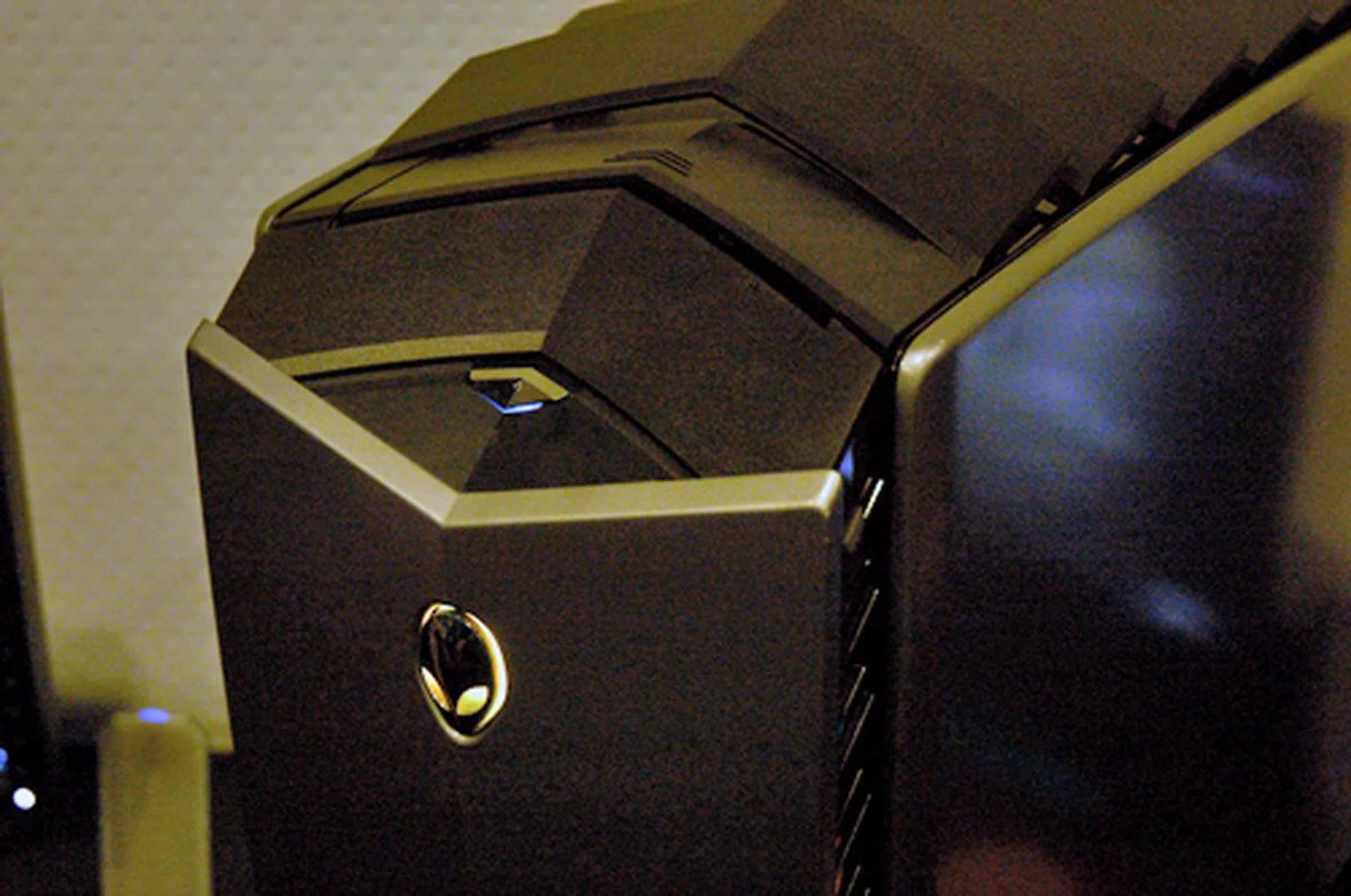 To prevent overheating, the 'multi-fins' are situated at the top of the chassis to allow hot air to dissipate. Dell has christened this feature as the 'Active Venting' louver system. How fancy. 