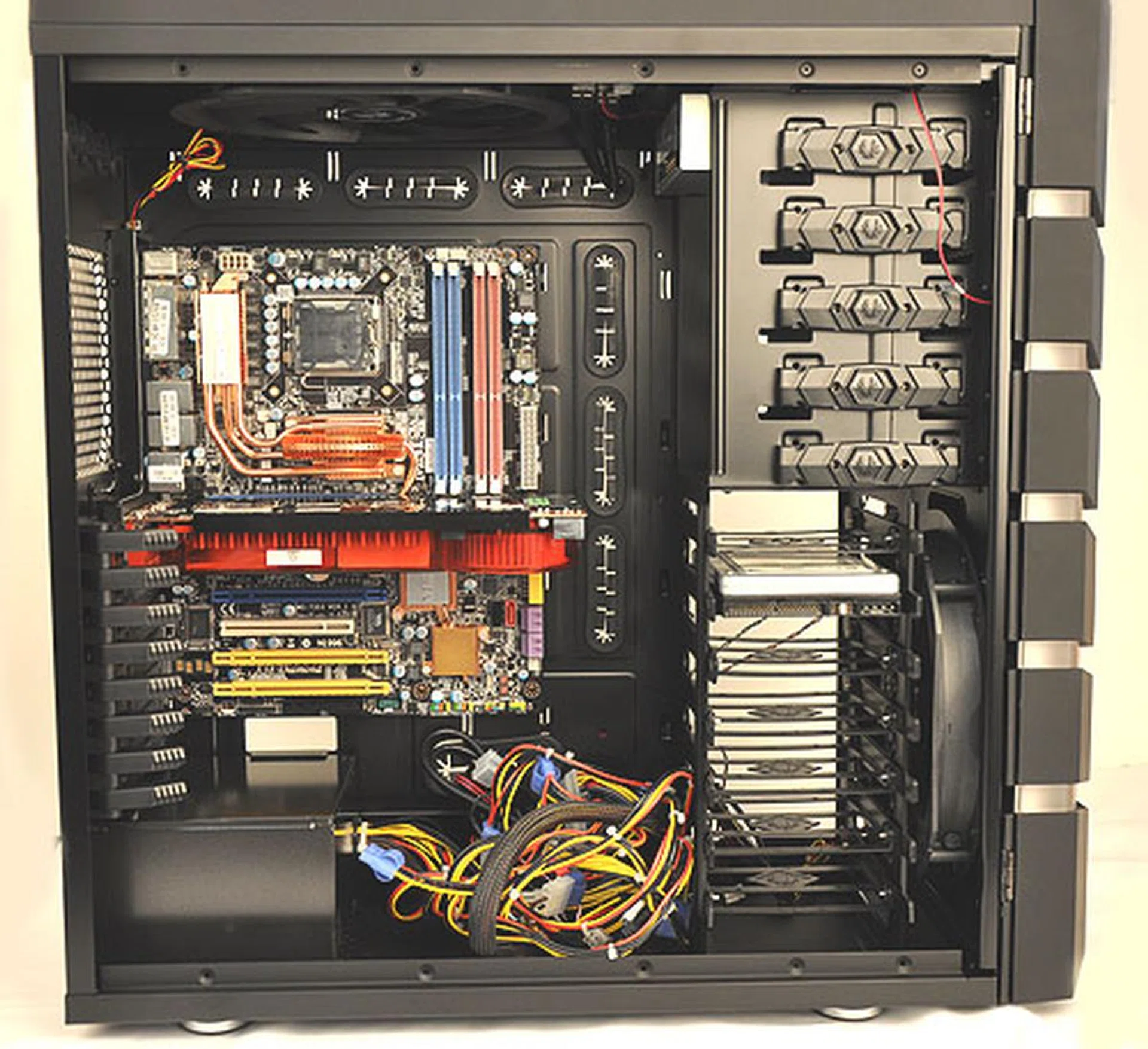 We just installed our components, with no cable management done yet but there's hardly any need is there? After all, there's still plenty of space and even the longest graphics card out there now should have no issue with this casing. 