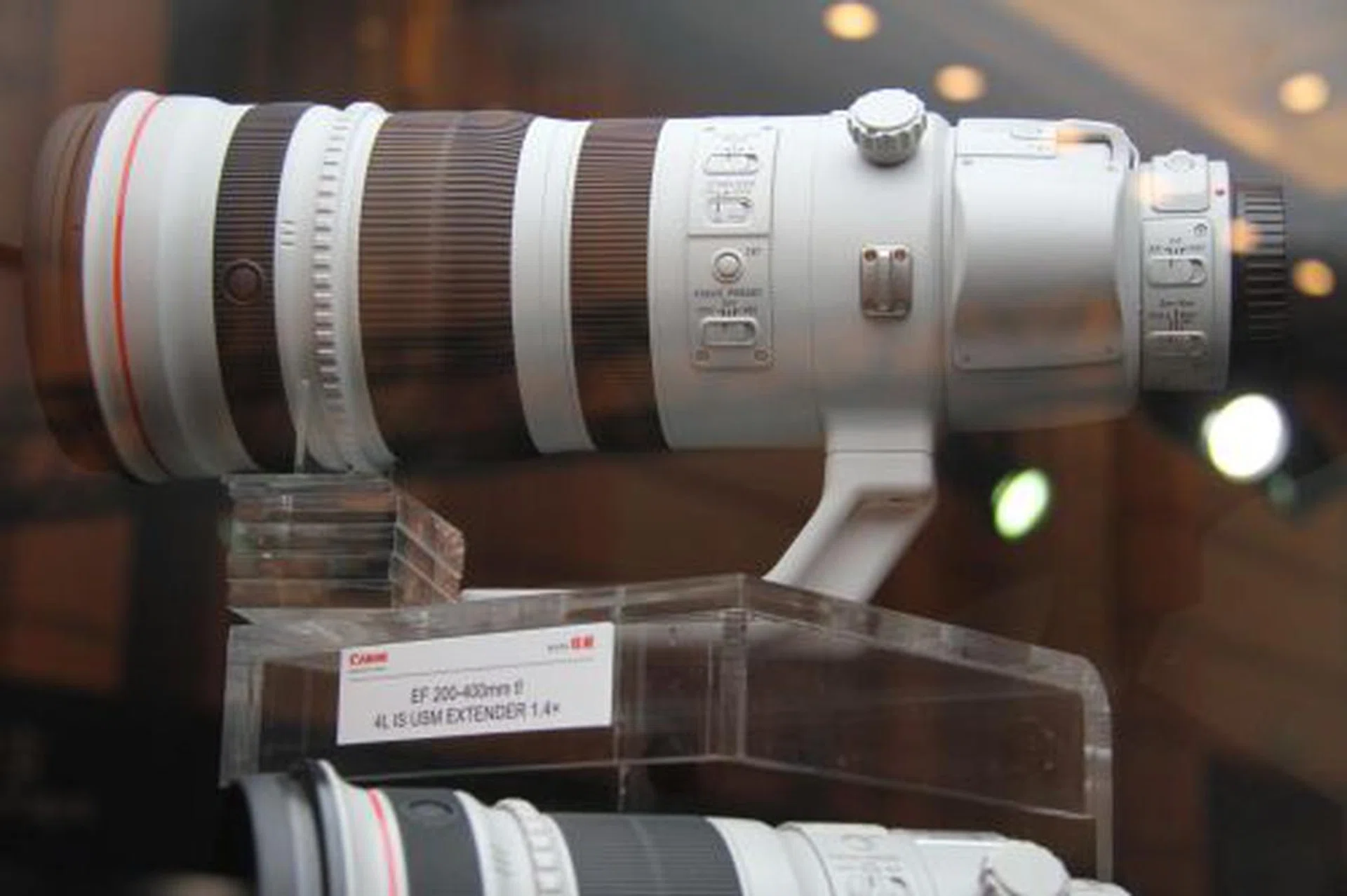 The Canon EF 200-400mm f4L IM USM 1.4x Extender telephoto lens has a teleconverter switch that allows users to convert the lens to a 280-560mm f5.6 lens.