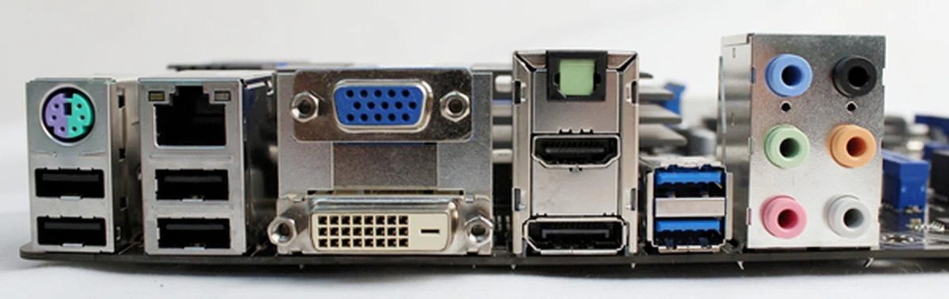 A decent array of real I/O ports, but what we felt missing was an eSATA port. For those wondering why so few USB 3.0 ports, MSI has routed two of them to a header onboard to interface with the USB 3,0 ports found on modern casings. This is more important and convenient when thinking about new systems. 