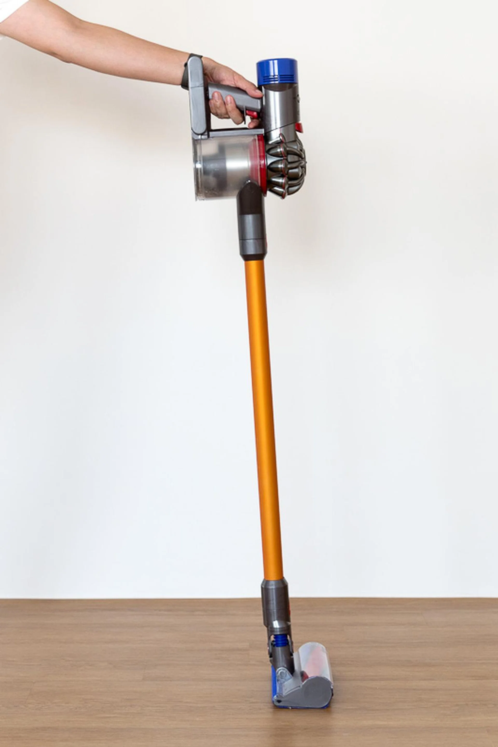 For a 2.6kg handheld, the V8 handles very well.