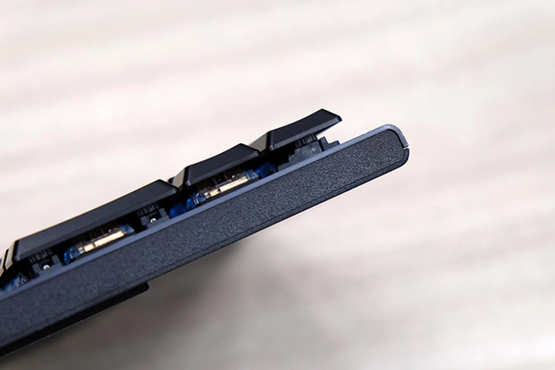 An aluminum top plate sits over the plastic chassis.