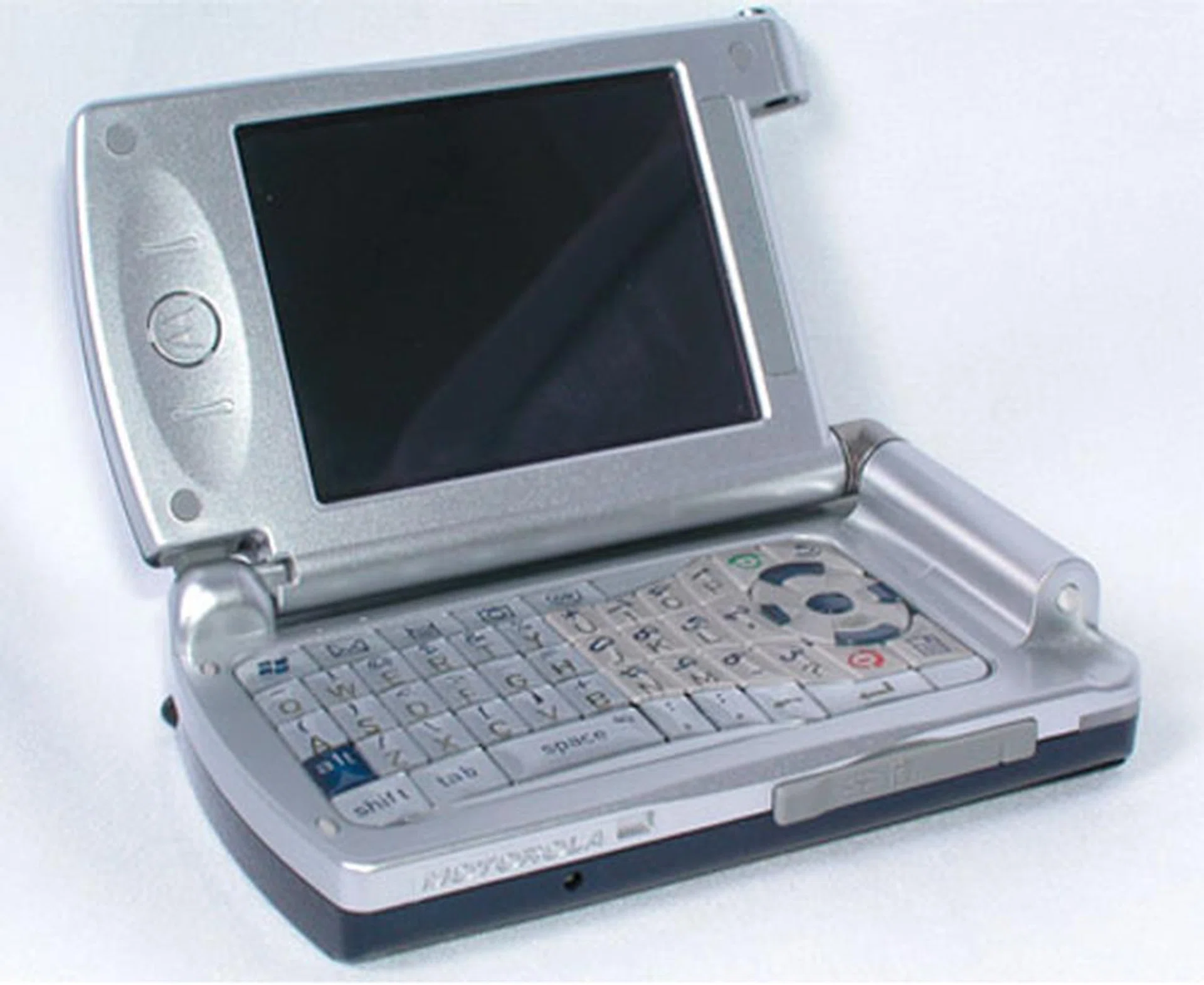     *
A double-hinged design that allows you to utilize the Motorola MPx as a clamshell device or in its landscape mode which fits its QWERTY keypad profile perfectly gave the MPx a unique design feature that was unconventional for its time.