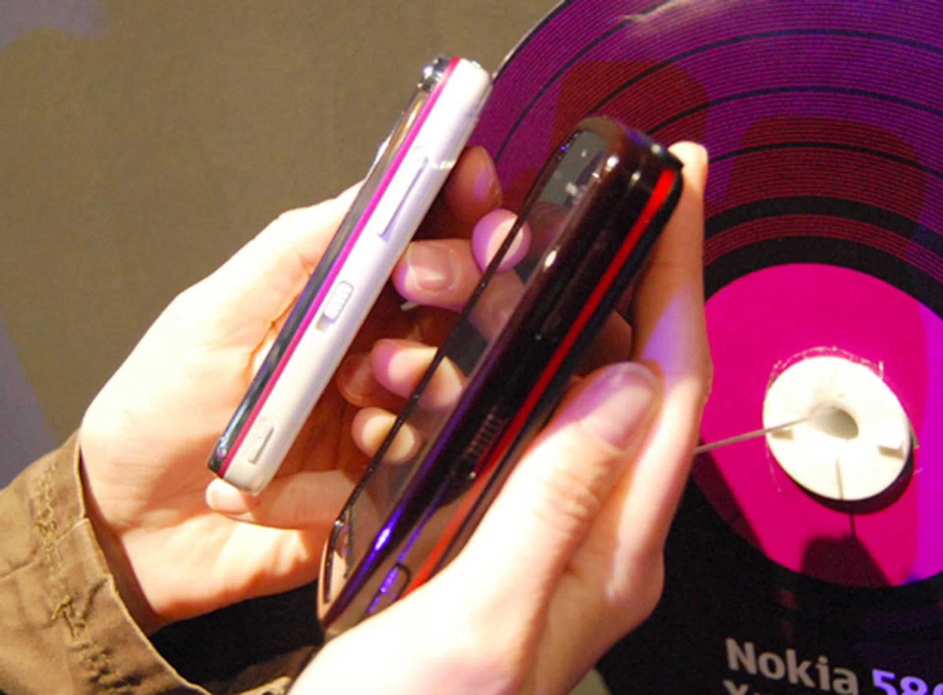  Looking at the profile, you'll again notice that the 5530 XpressMusic is a better alternative if you're on the look out for compact music phone that's friendly on the pocket.  