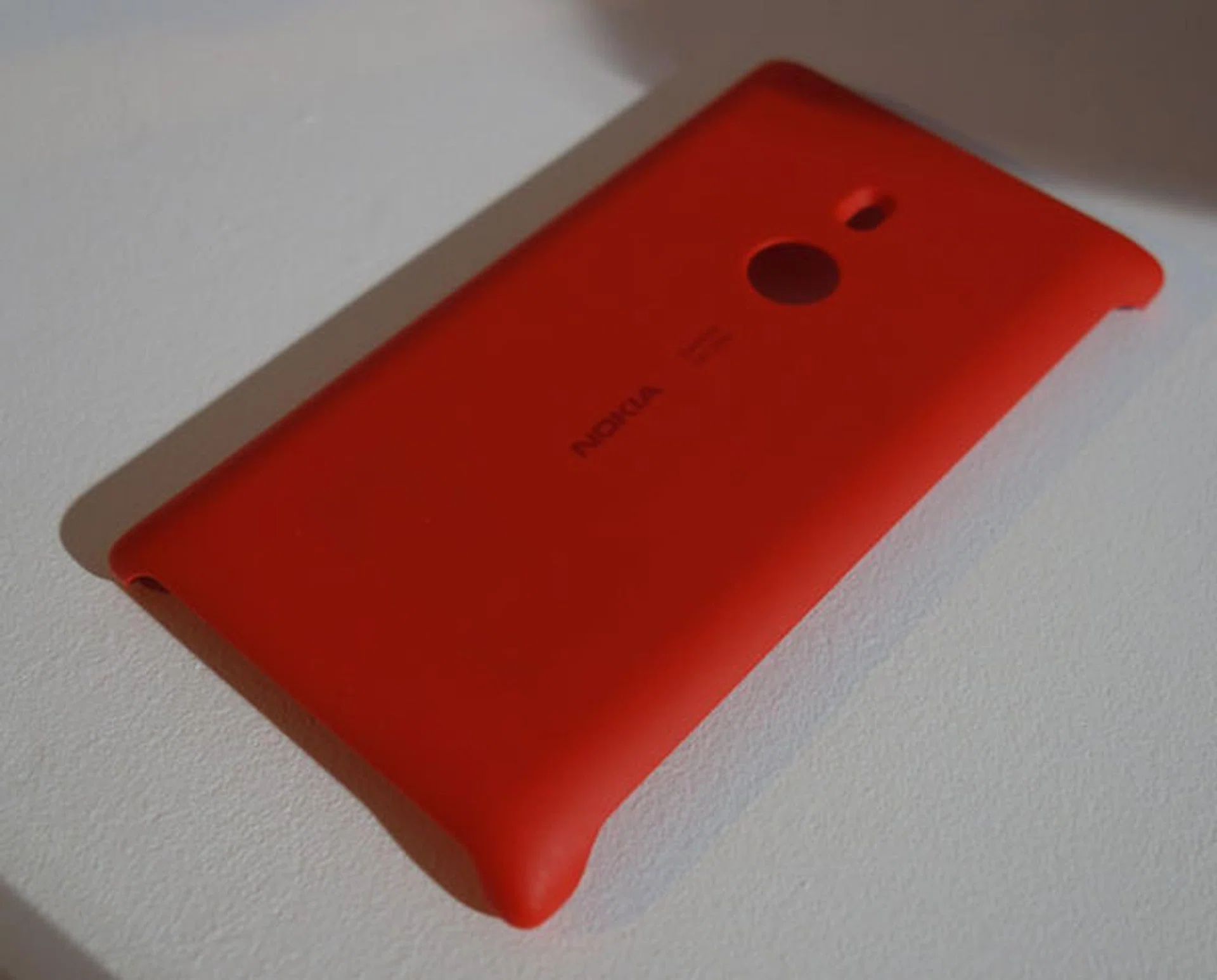 From the outside, the snap-on case is thoroughly unremarkable, with cut-outs for the camera lens and flash. Weirdly, no cut-outs were present for the phone's rear speaker.