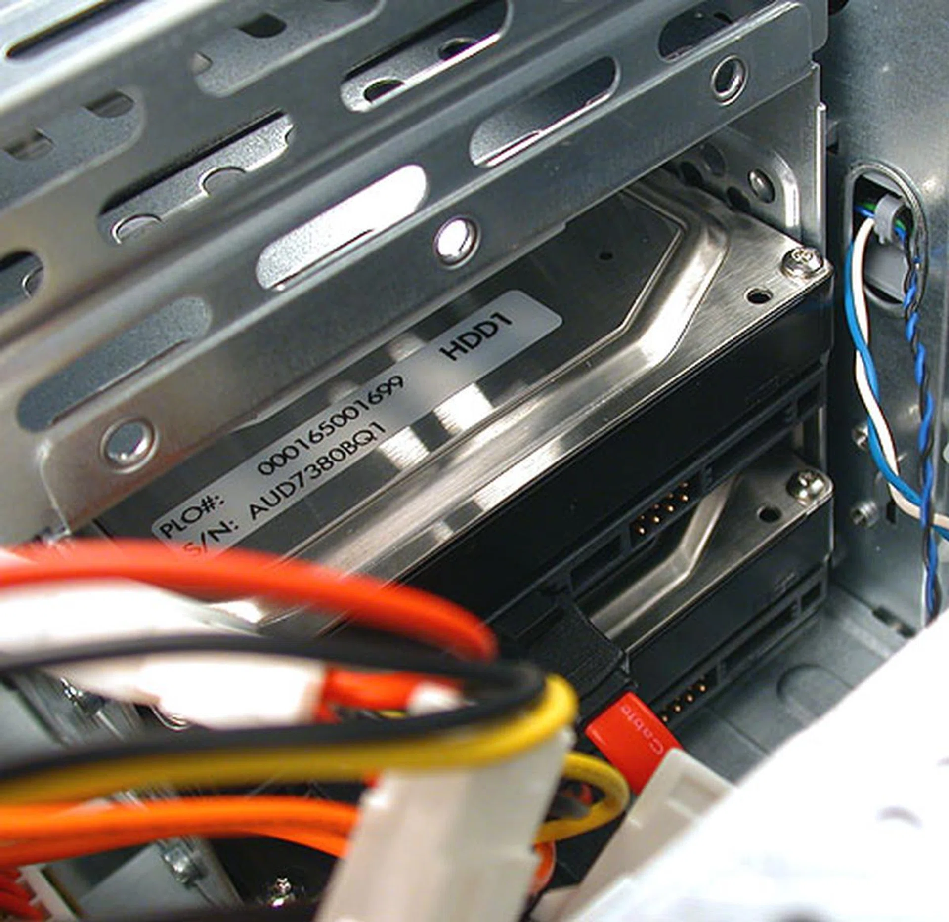 The two 500GB hard drives are also oriented in quite an unusual fashion, with their rear ends facing upwards towards the sky. Removing or changing them seems like a rather troublesome task. 