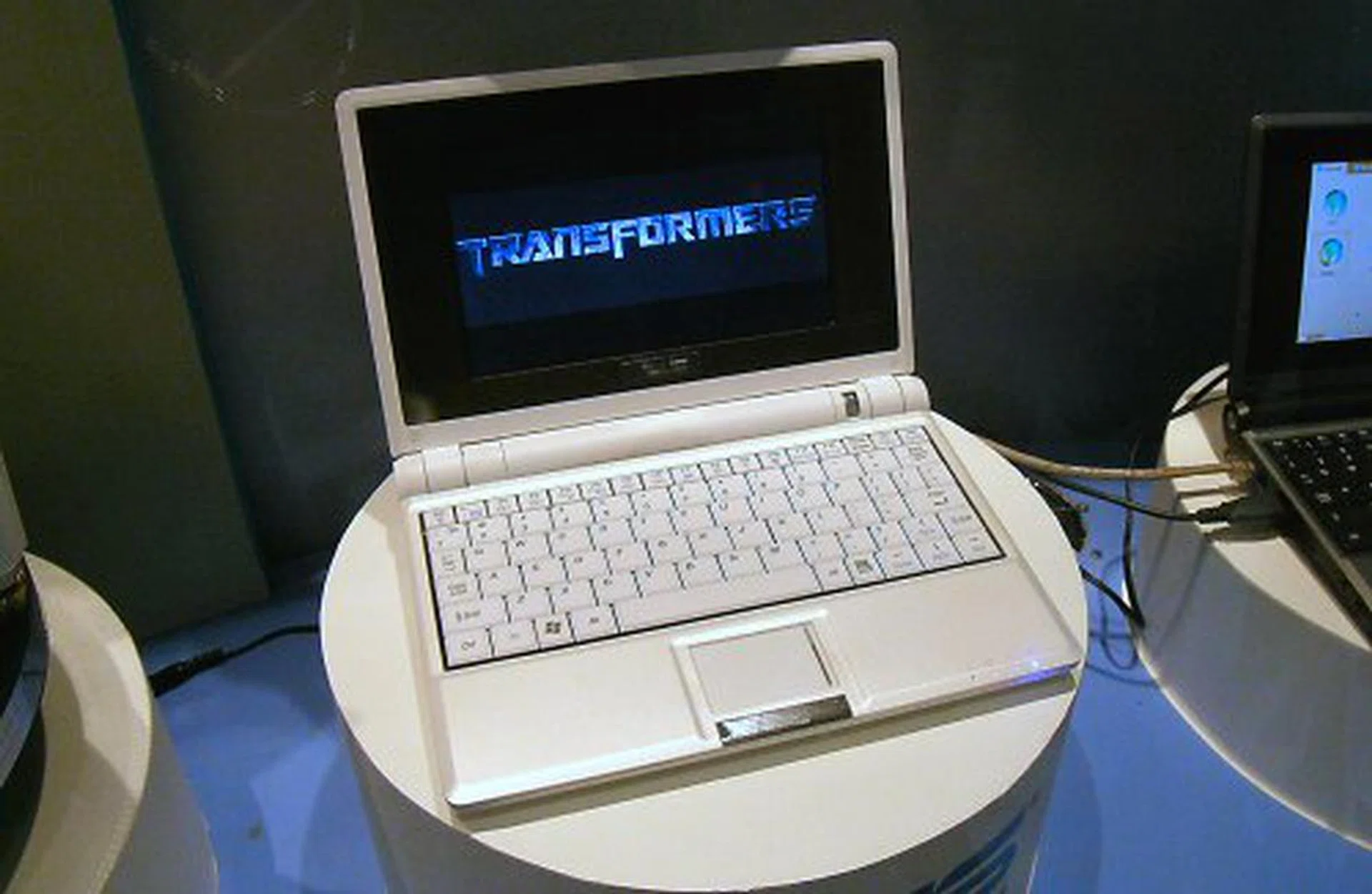  ASUS goes head to head against VIA and FIC with their new Eee PC 701. Just like the FIC CE260, the Eee PC 701 weighs in under 1KG for a full fledged system. However, the ASUS notebook runs on an Intel platform instead. It has a 7-inch display, uses solid state drives as storage and is compatible with Linux or Windows XP. Rich media capabilities, networking and wireless, the Eee PC 701 is designed for true on-the-go computing.  