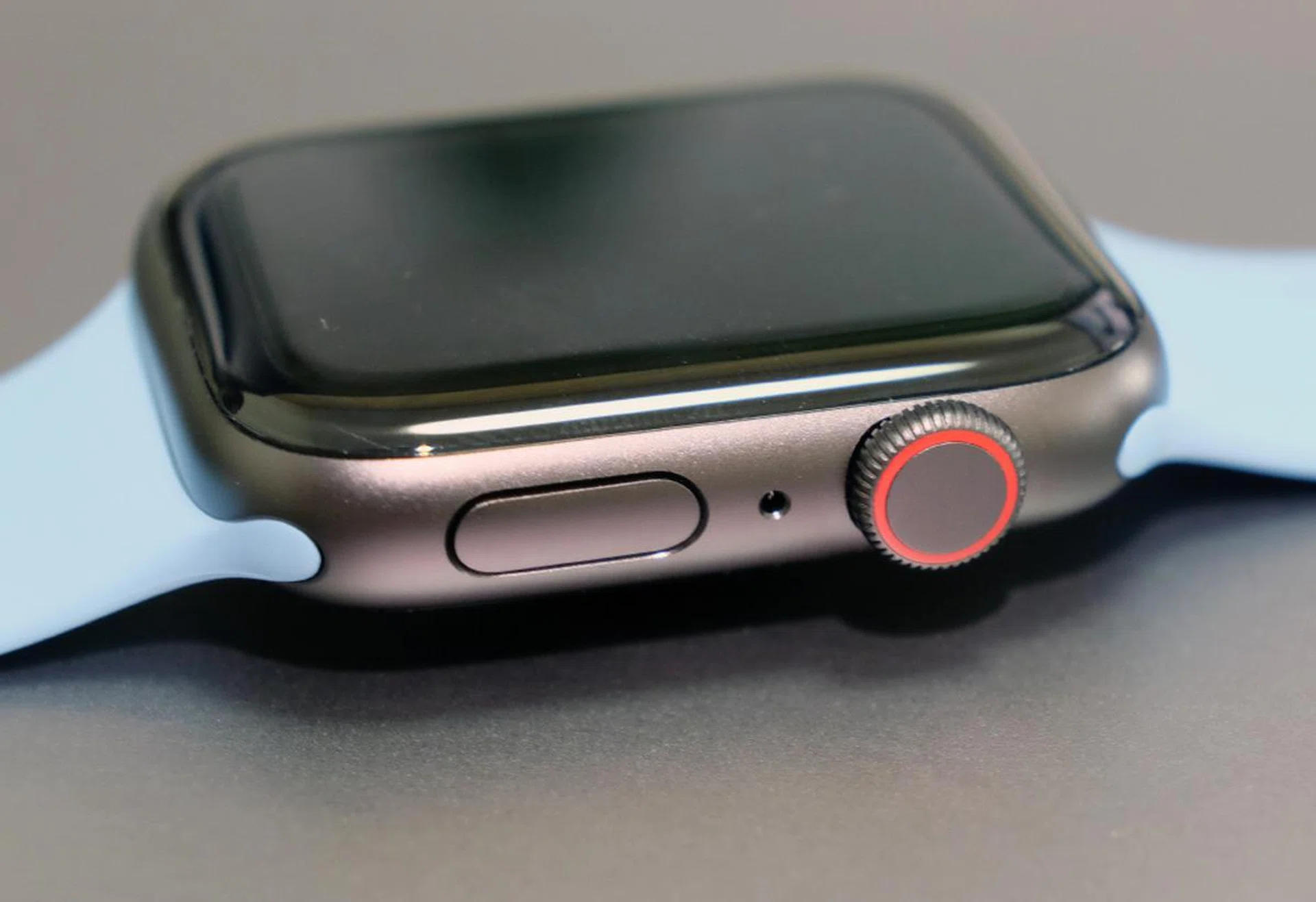 The Apple Watch SE is physically identical to the Series 6. However, it's only available in aluminium.