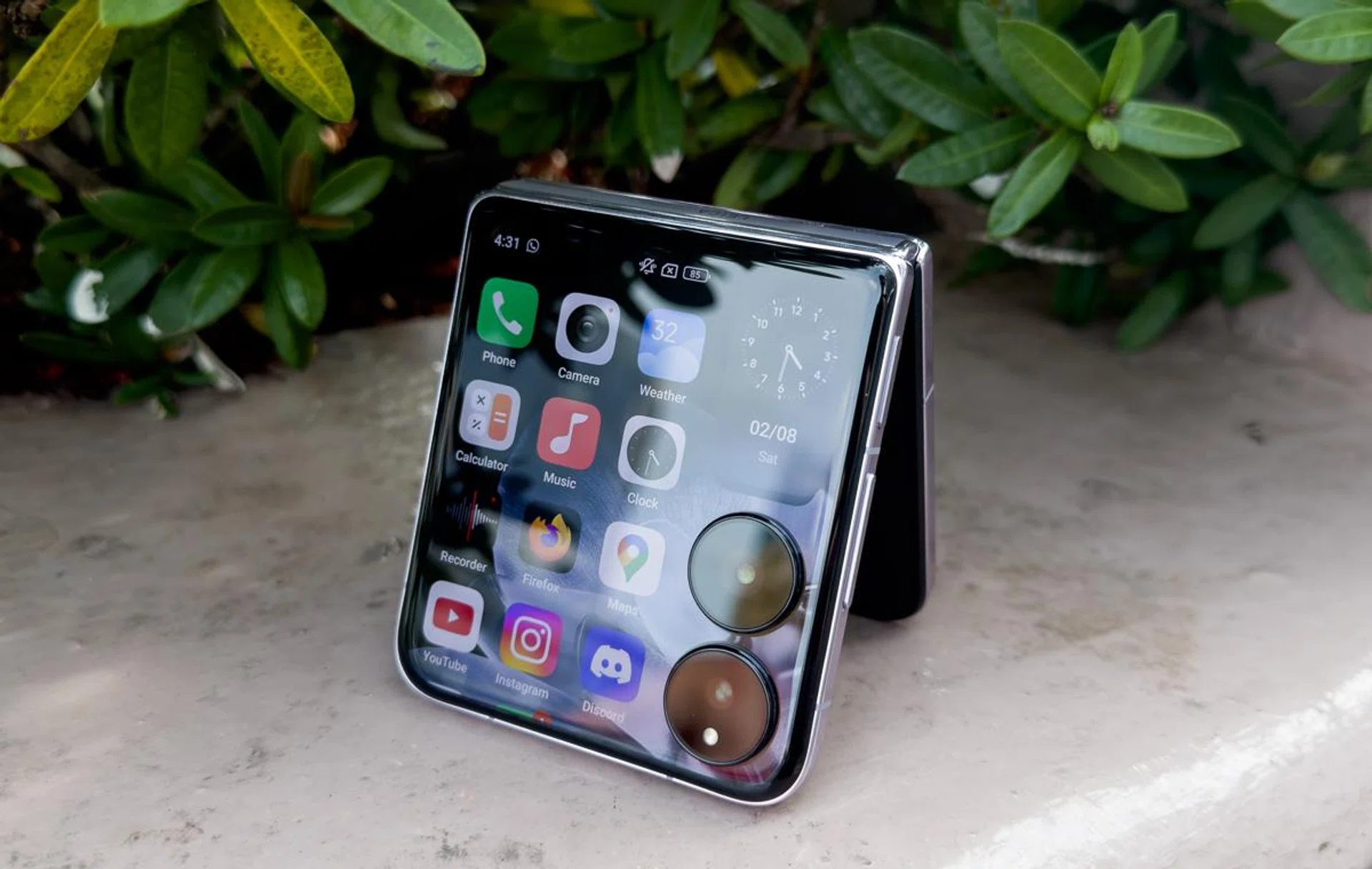 Xiaomi Mix Flip in Purple. Photo: HWZ.