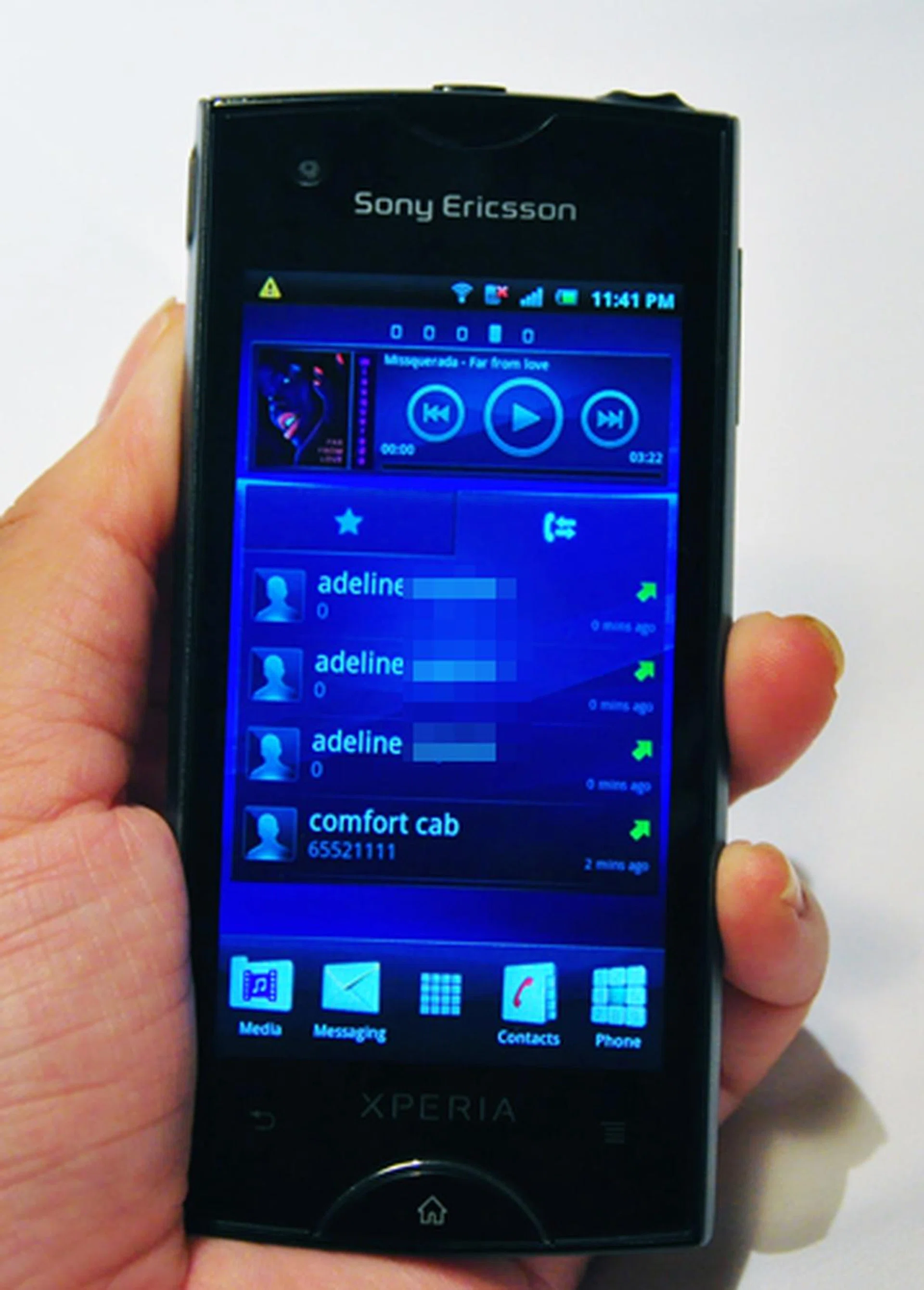 The Xperia Ray features five home screens that give users easy access to frequently used apps. Sony Ericsson previously featured the smart four-corner UI on the Xperia mini series to increase user accessibility. Likewise, the company has also added a special touch to the Xperia Ray - a nifty widget that facilitates easy one-touch calling on its small screen as seen in the picture above.