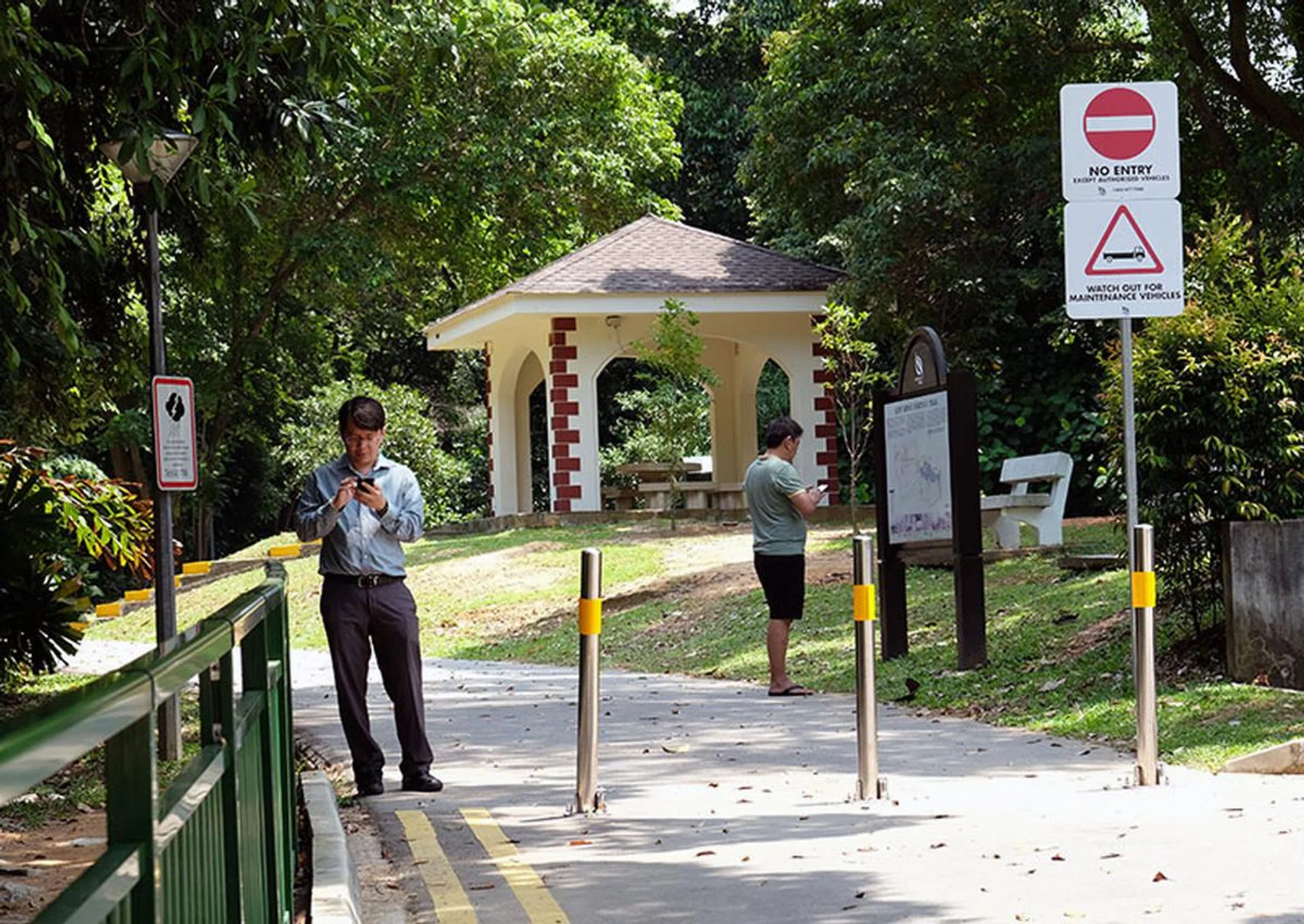 We saw many people in work clothes spending their lunch breaks catching Pokémons.