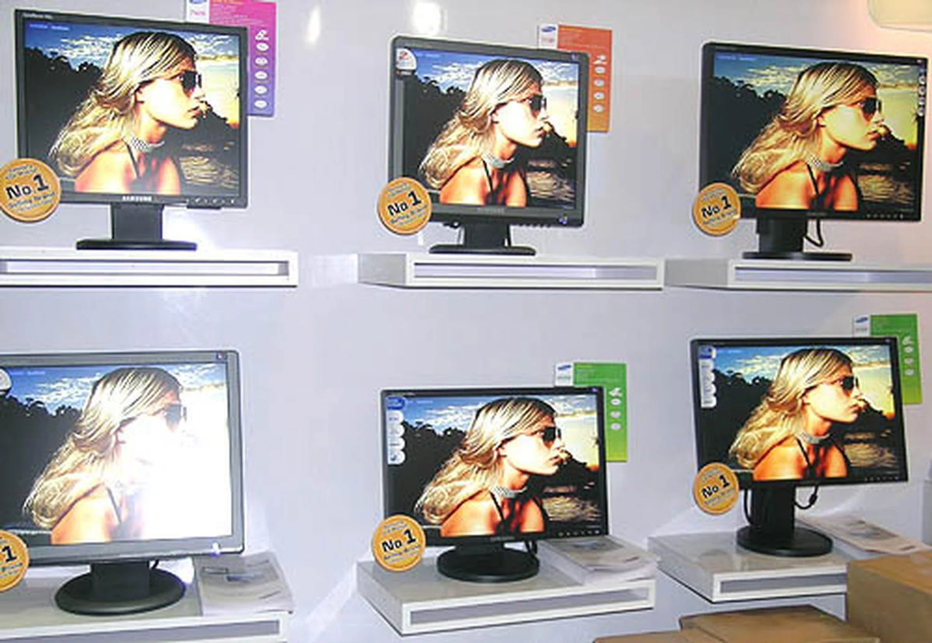 No.1 in Singapore for LCD displays - that's an achievement that Samsung will fight to keep and that just means more choice and competitive prices for consumers, as you can see from this selection of LCD displays.