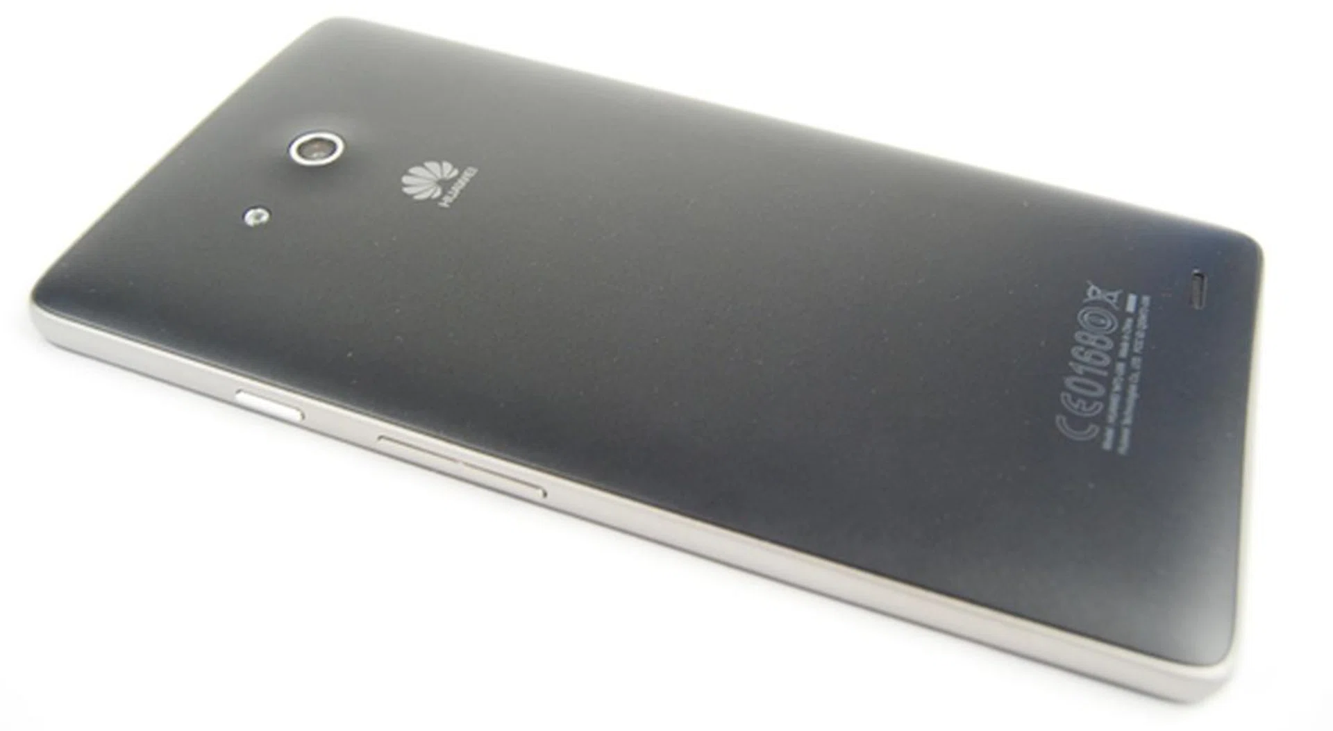 The matte back helps to have a better grip of the massive Huawei Ascend Mate.