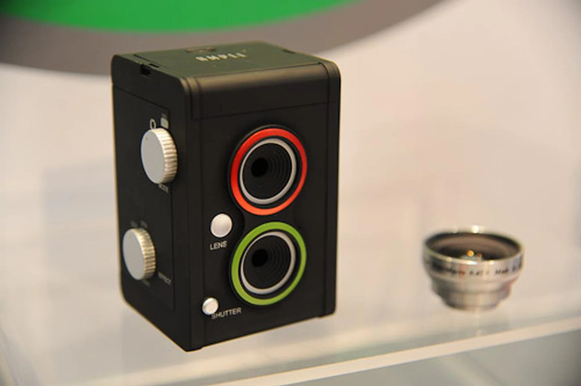 This Bonzart Ampel is a new invention with two lenses. The red lens shoots a normal digital image, the green lens produces a miniature-like looking image.