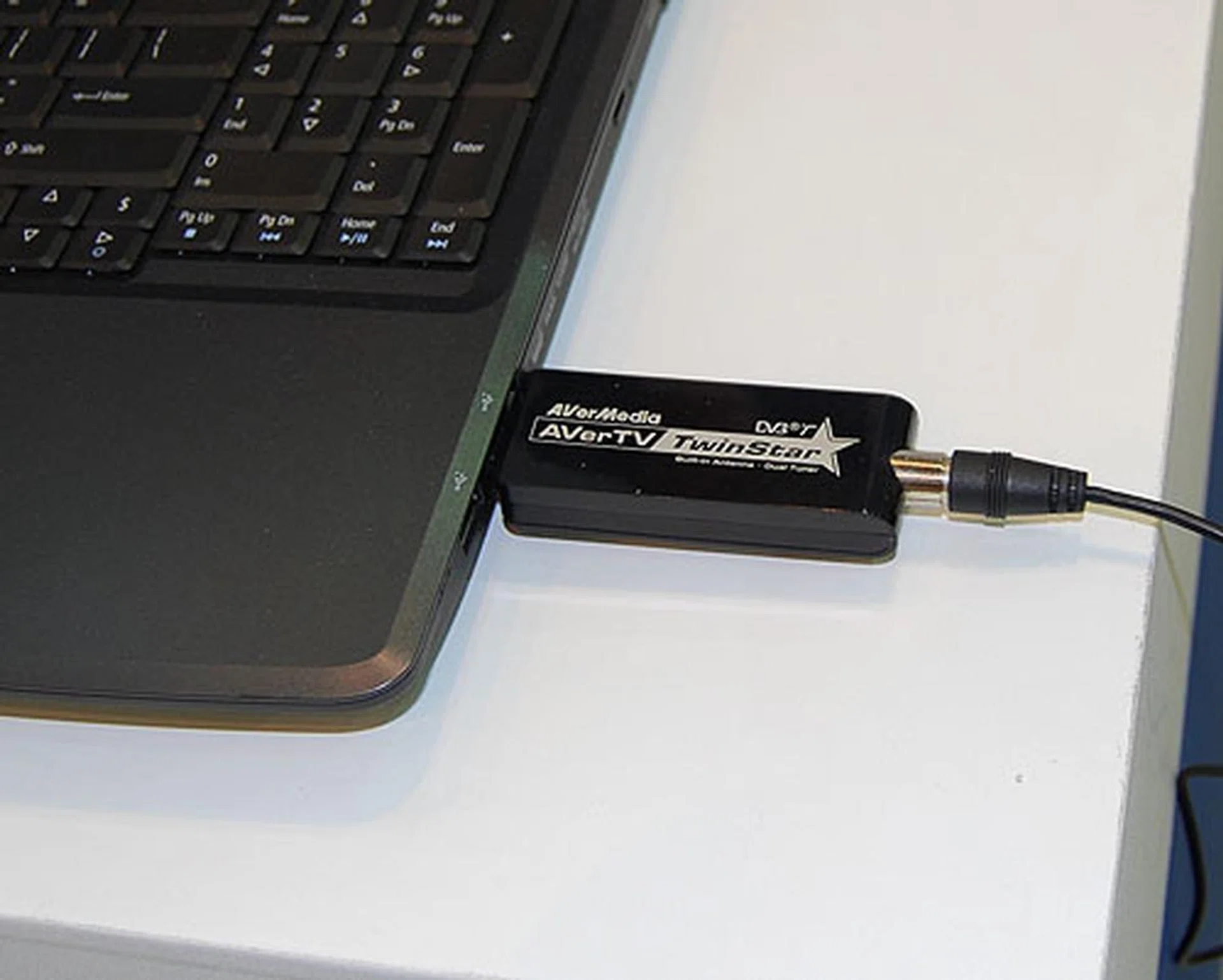 The AVerTV TwinStar looks a bit thicker than the usual USB DVB-T tuners because it has two such TV tuners embedded within. It even has a built-in DVB-T antenna, though given its side, there's no hardware decoding support so H.264 and other HD video streams or programs will tap on the PC's CPU prowess.