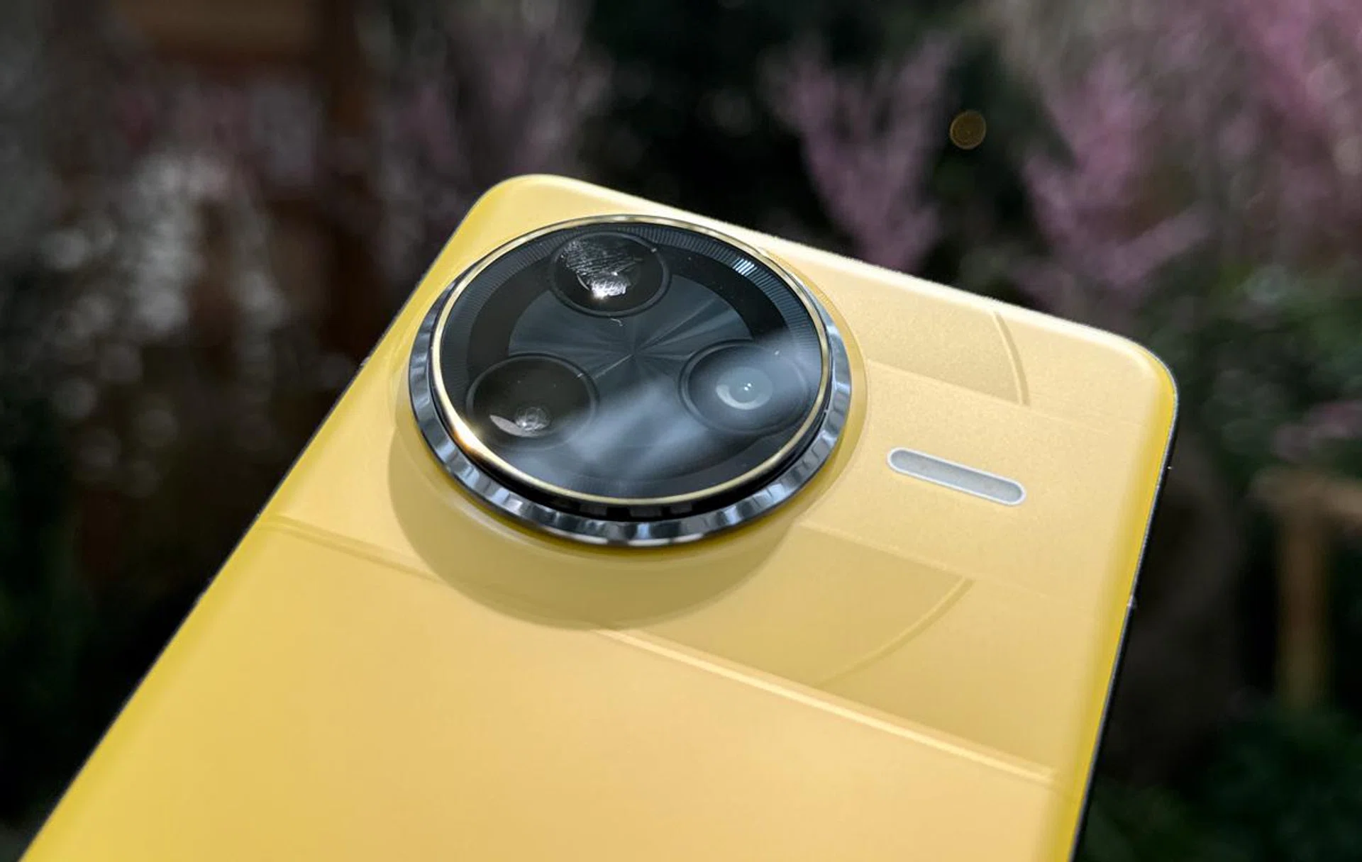 Pardon that fingerprint smudge, it was really hard to avoid crowds while contorting a hand for the Poco F7 Ultra. Photo: HWZ.