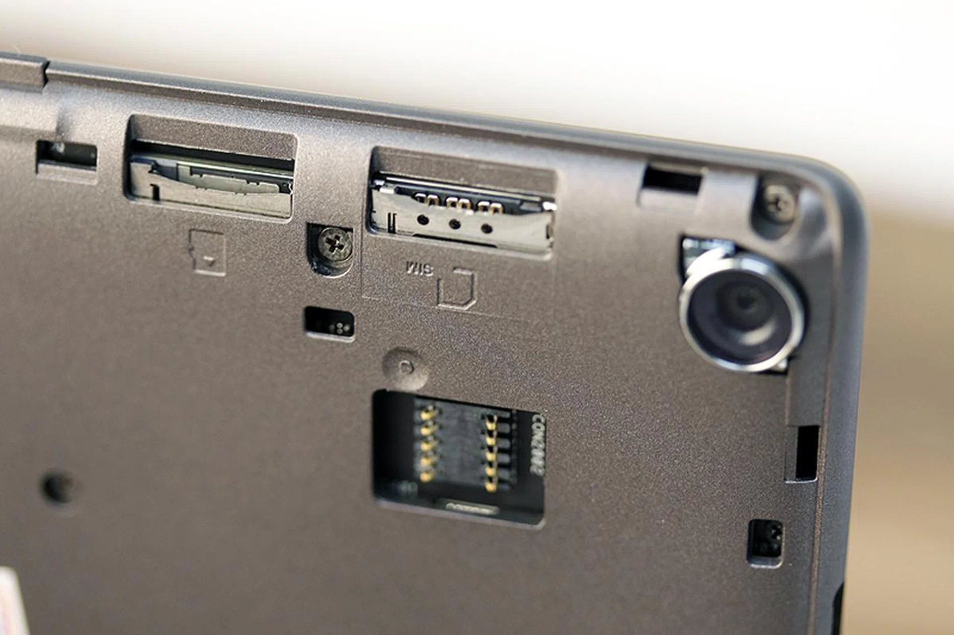 The microSD card slot (accepts up to 128GB capacity cards), and SIM card slot can be found under the rear cover. The contacts below the slots is for the optional Audio Cover (more about this later).