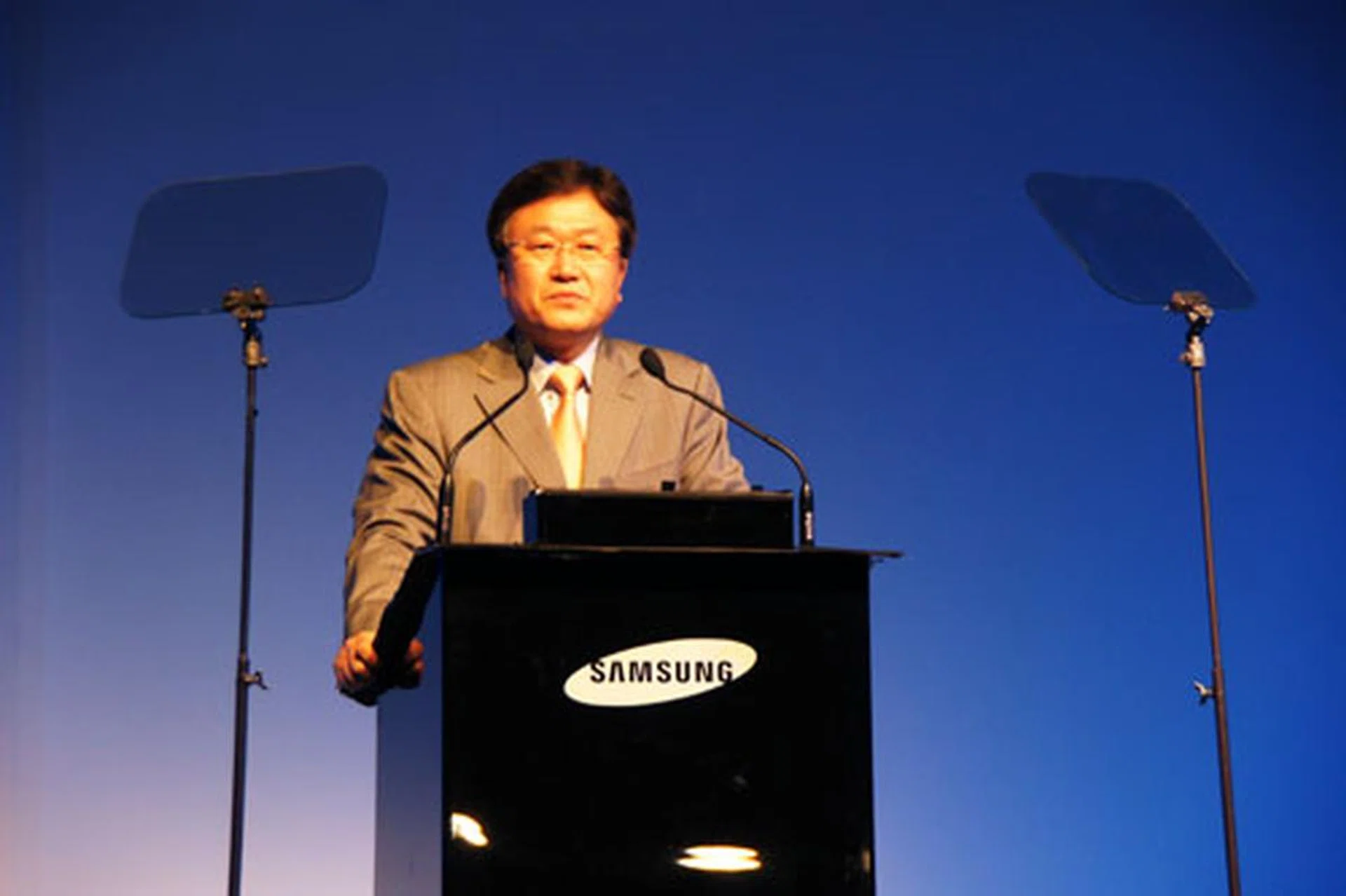 Sang-Jin Park, CEO of Samsung Digital Imaging, opened the forum with a strong focus on the Samsung NX10.